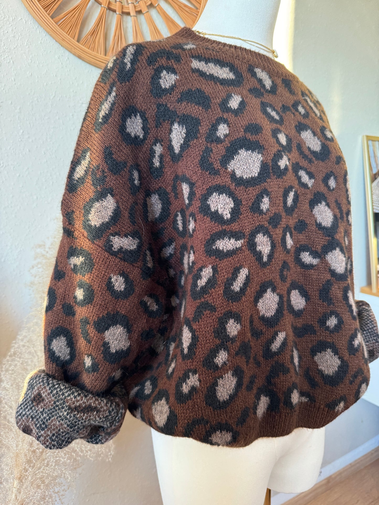 Weicher Damen Strickpullover mit Leo Muster – modischer Knit Pullover für Alltag und Freizeit