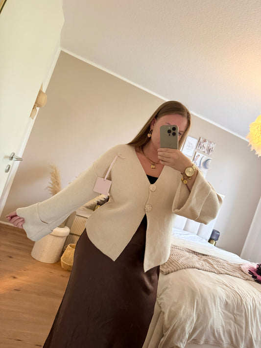 Eleganter Cardigan mit goldenen Knöpfen – tragbar bis Größe 42