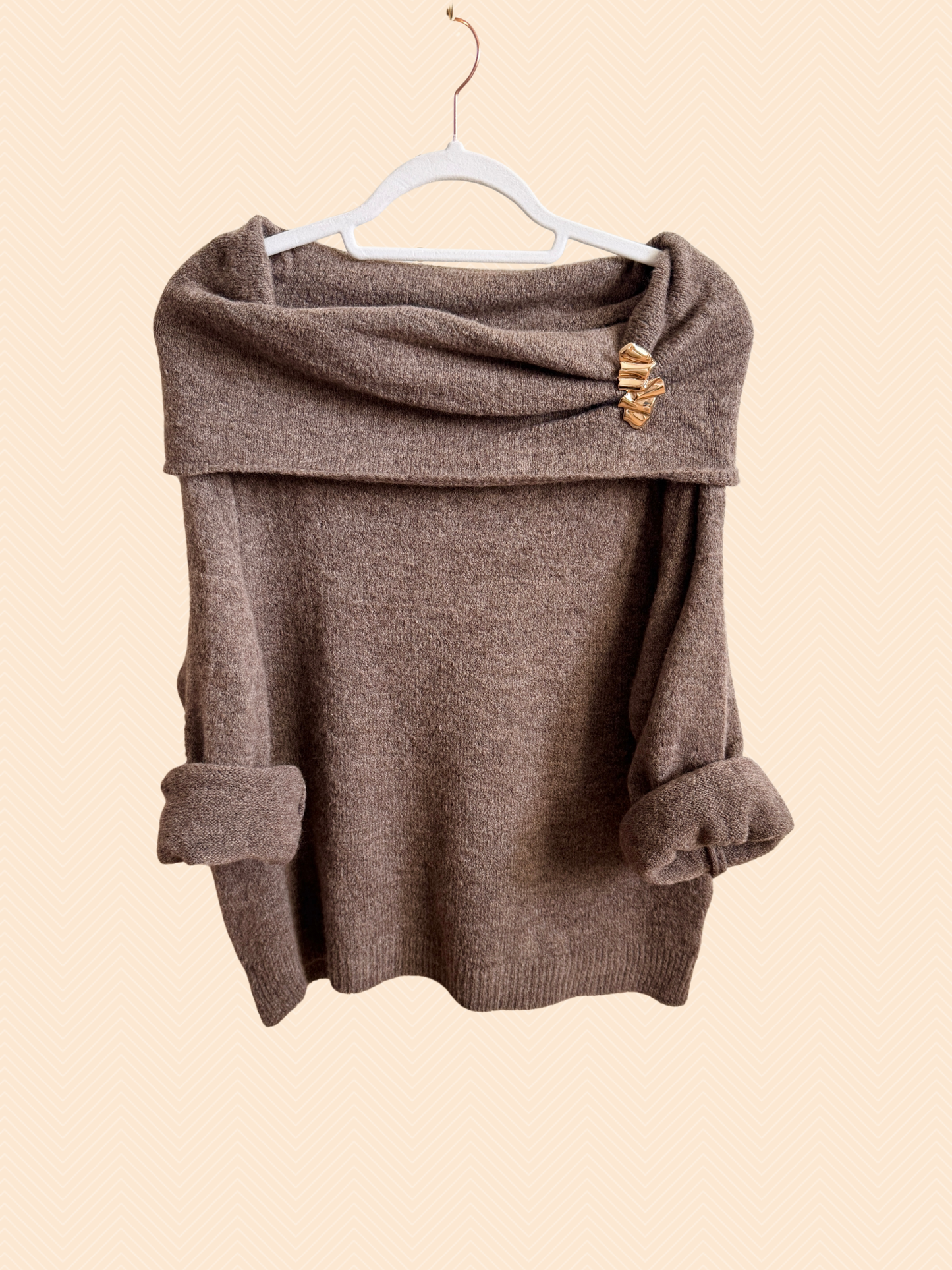Off-shoulder Pullover mit Brosche
