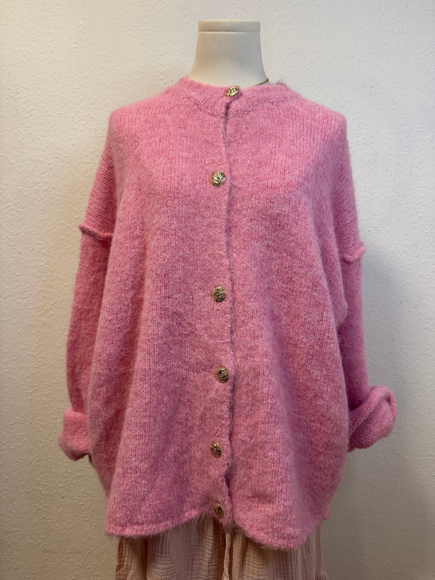 Oversize cardigan fluffy mit goldknöpfen