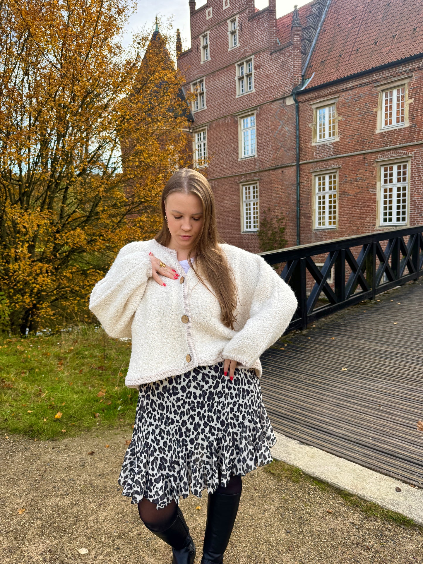 Boucle cardigan mit holzknöpfen