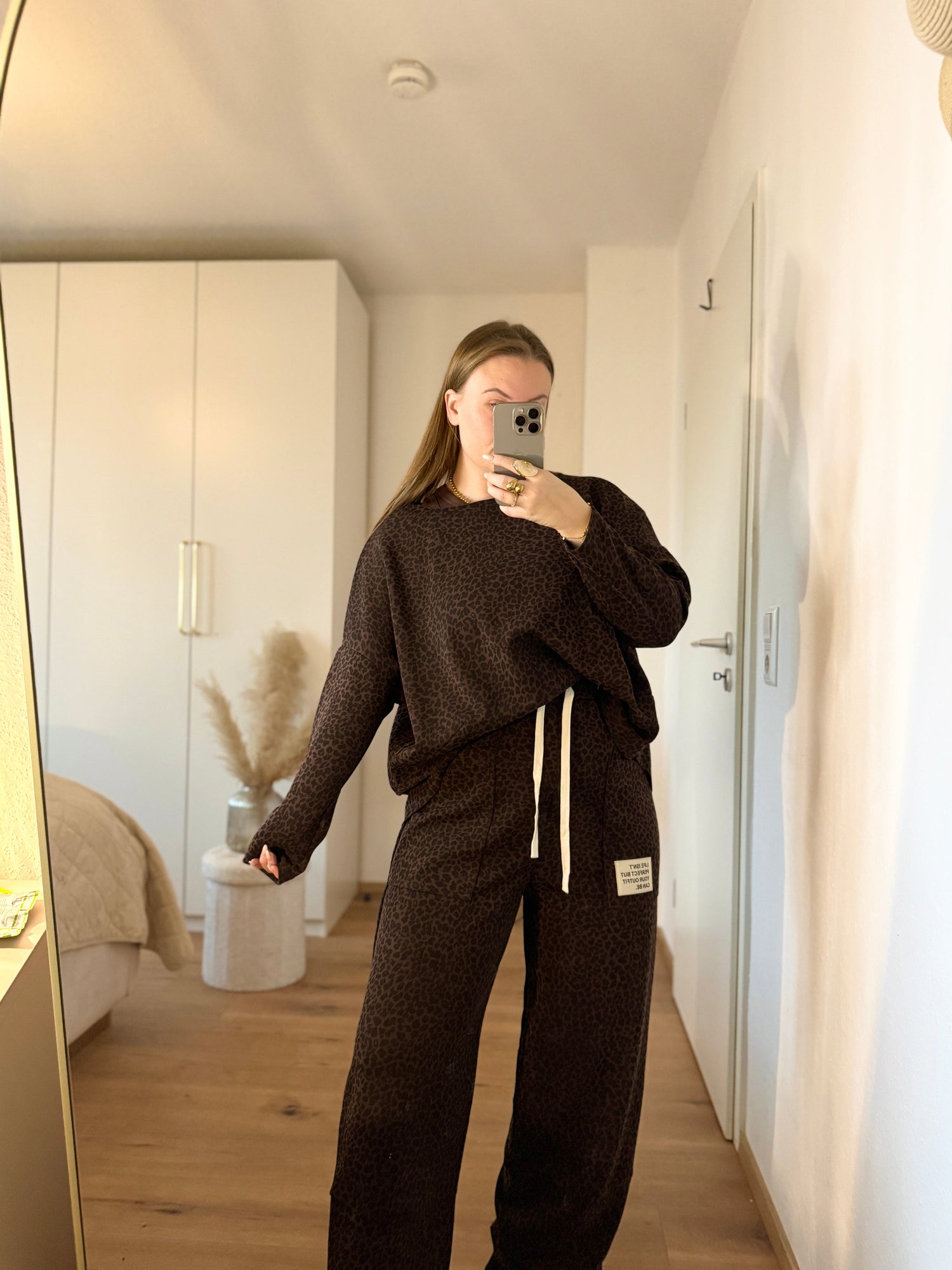 „Brauner Leo-Zweiteiler aus Top und Hose, modern geschnitten, weich fallend und stylisch kombinierbar