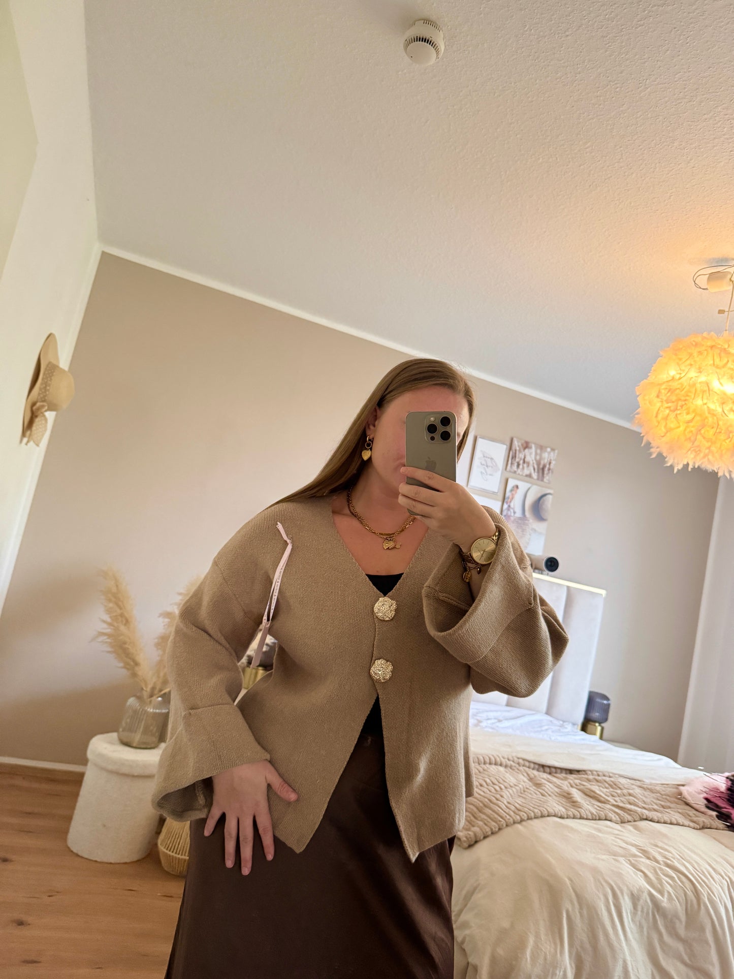 Eleganter Cardigan mit goldenen Knöpfen – tragbar bis Größe 42