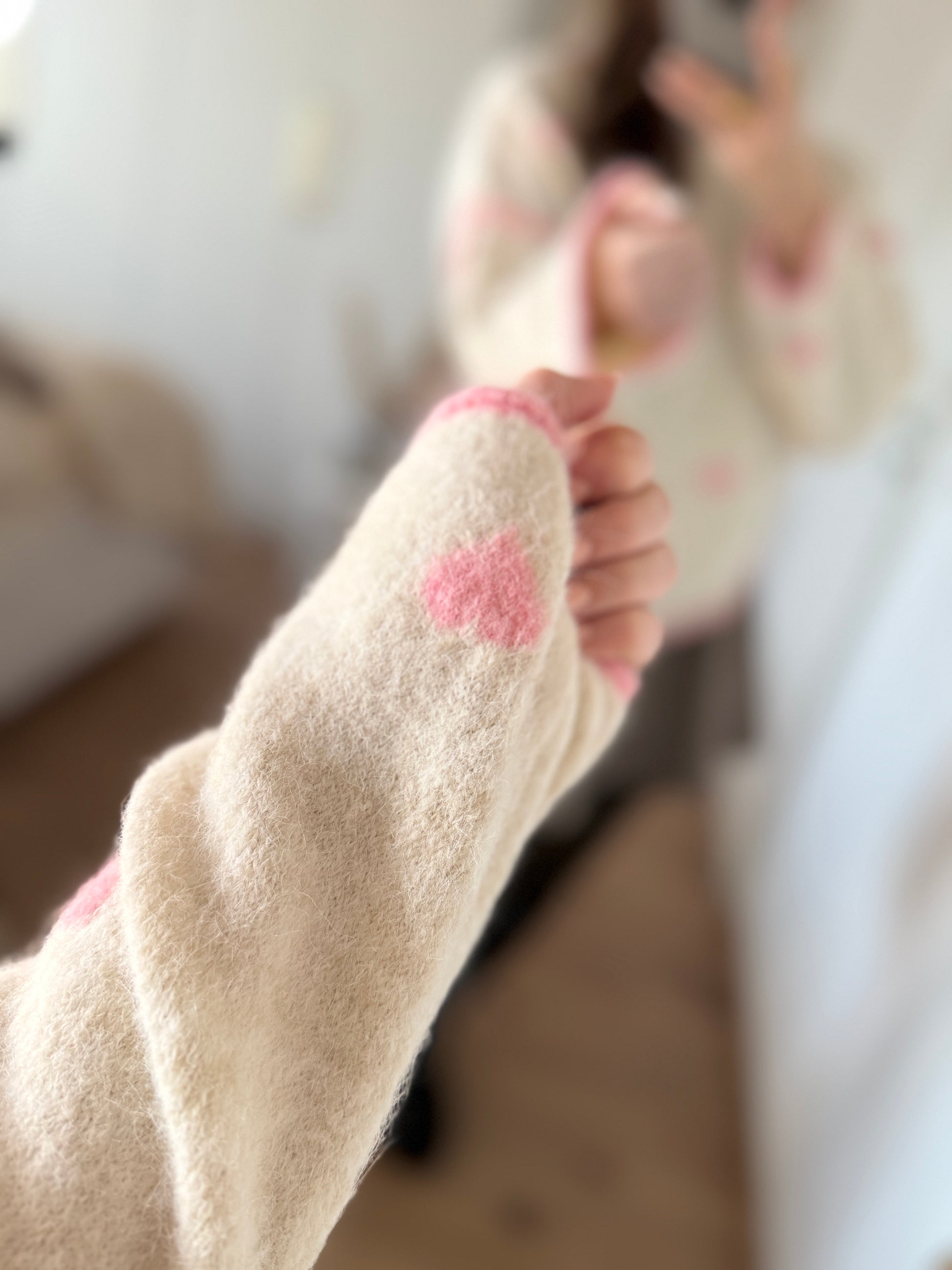 „Beige-rosa Strickpullover mit süßen Herzchen, kuschelig und ideal tragbar von Größe 36 bis 42.