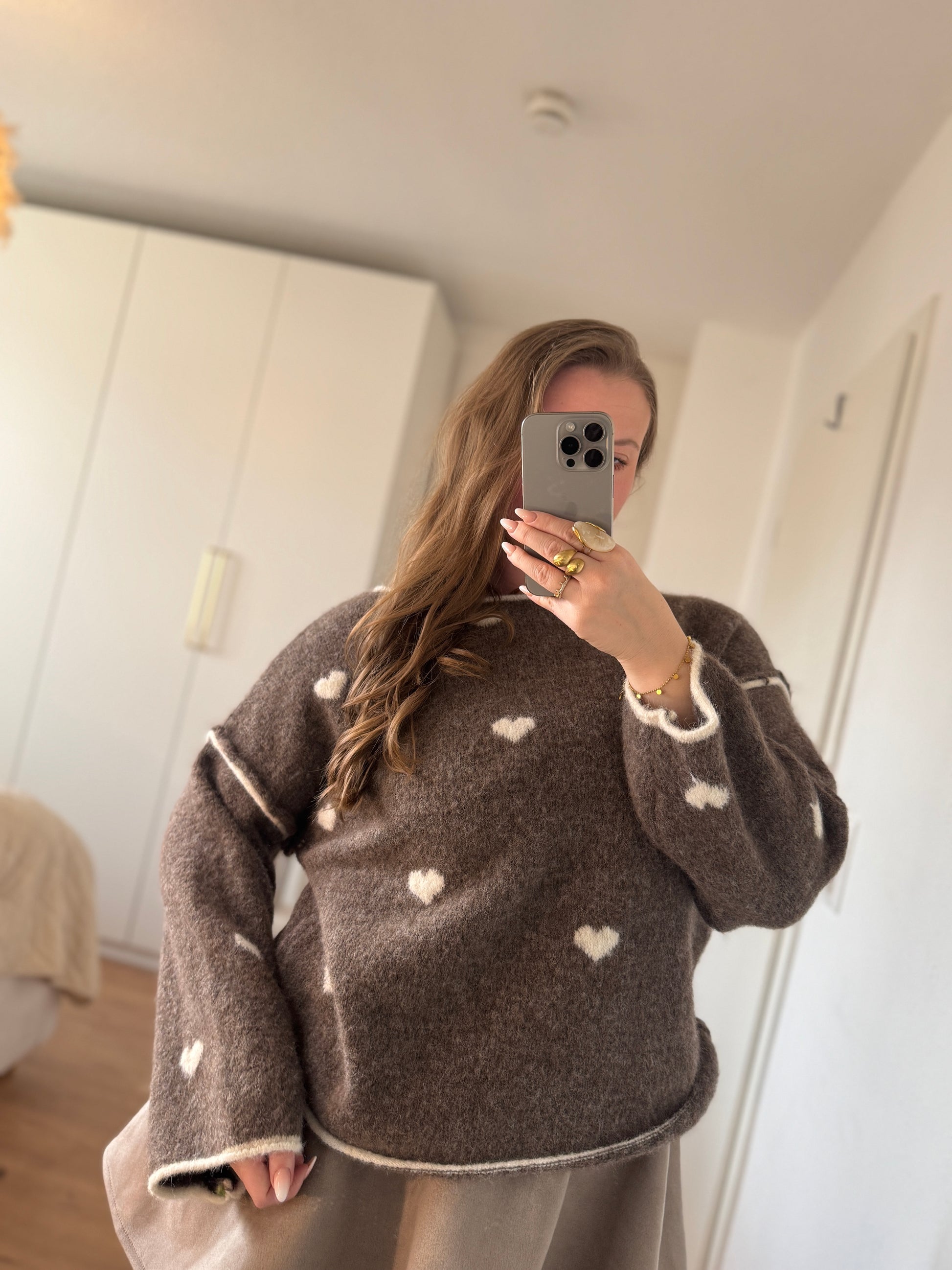 Kuscheliger brauner Strickpullover mit süßen Herzchen, ideal tragbar von Größe 36 bis 42.