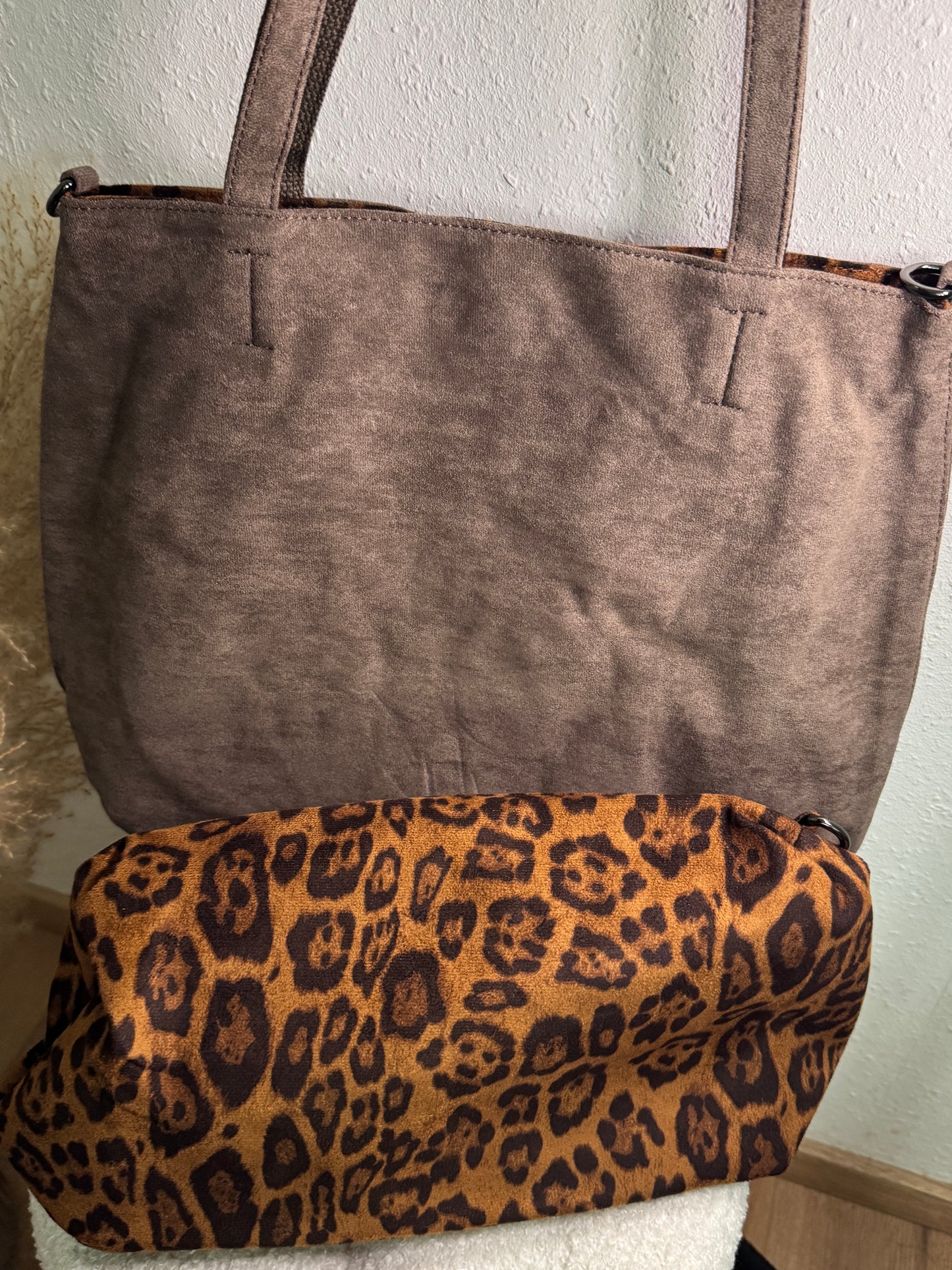 Wildleder Shopper mit Leo-Detail – geräumig, modern & edel