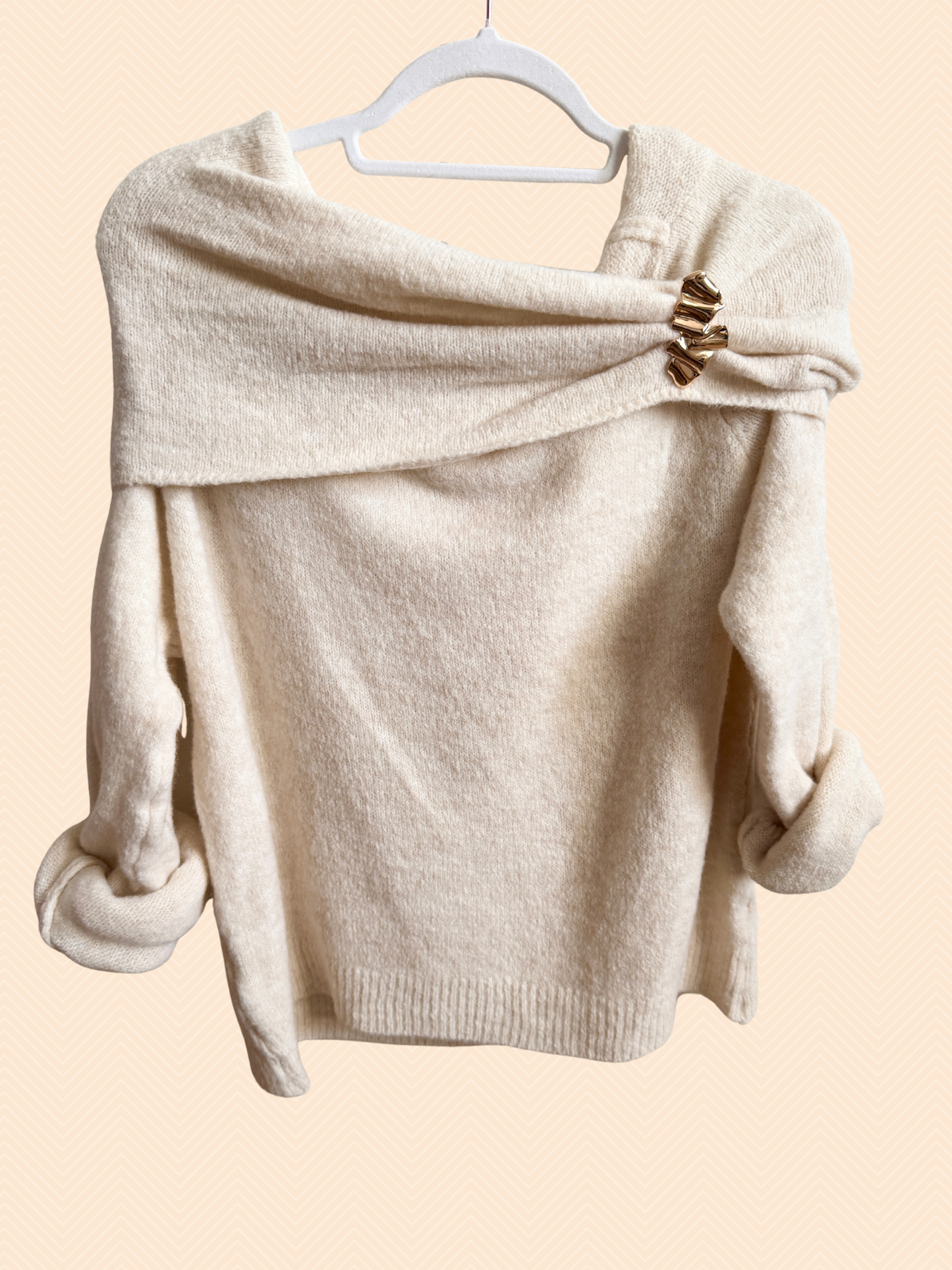 Off-shoulder Pullover mit Brosche