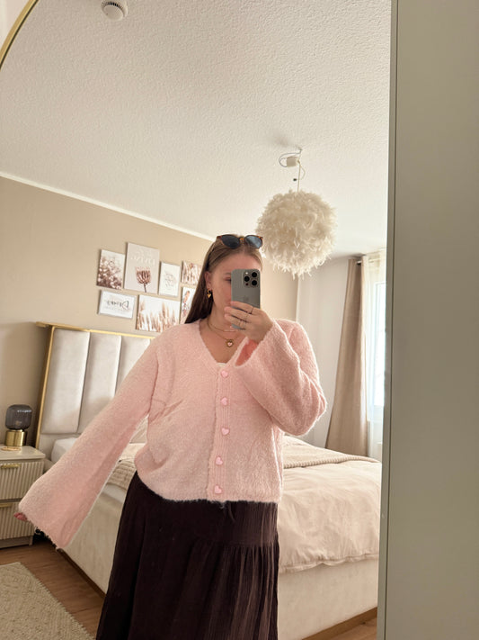 Strickjacke aus Wolle & recycelten Materialien und Herzknöpfen – Rosa, Braun oder Weiß –