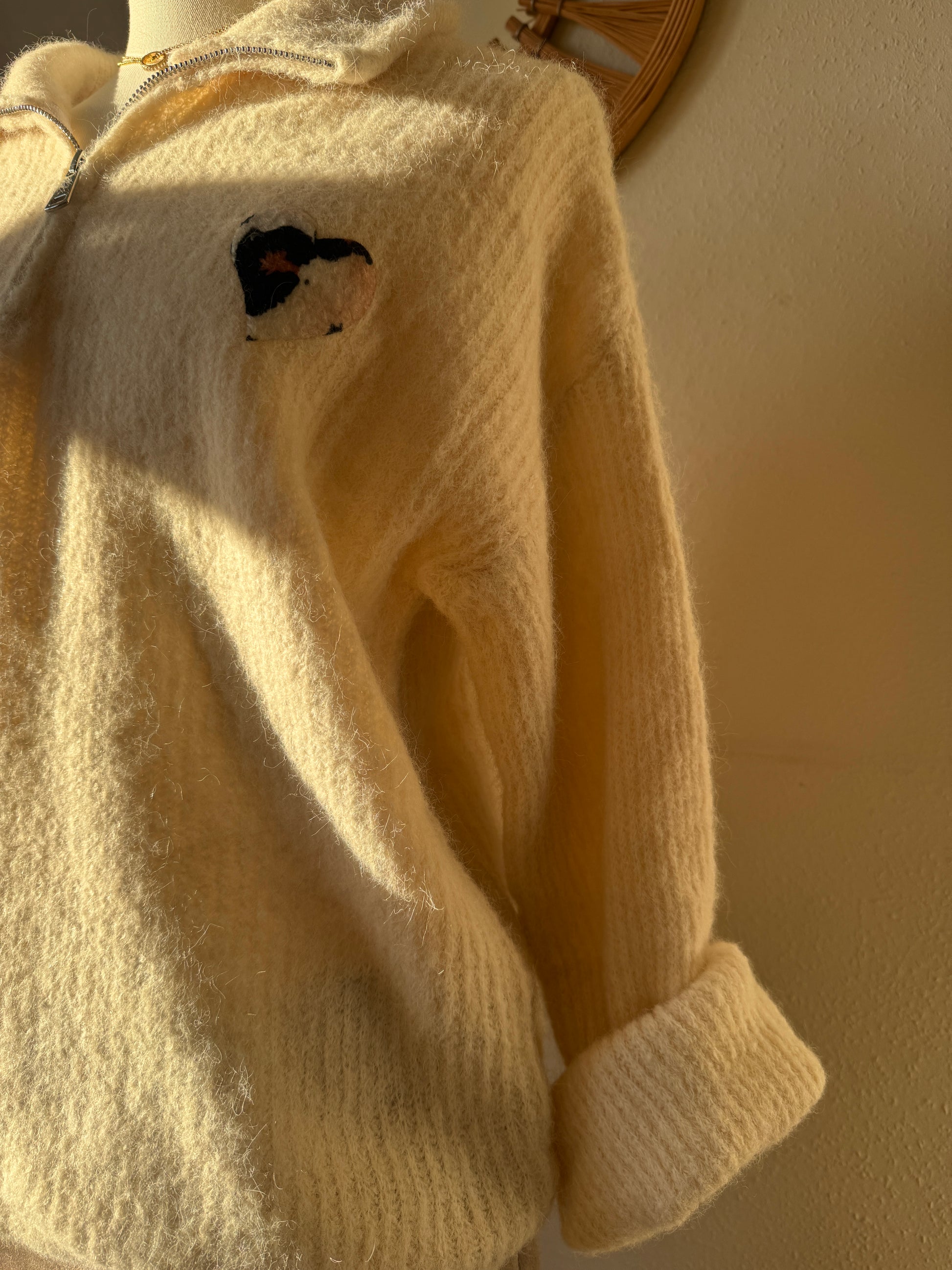 Damen Hoodie mit Zipper in Beige und Leo Teddy Herz – stylischer Oversize Pullover für trendige Outfits.