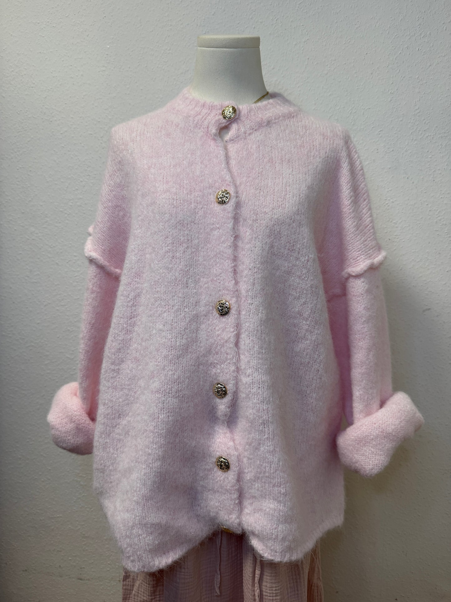 Oversize cardigan fluffy mit goldknöpfen