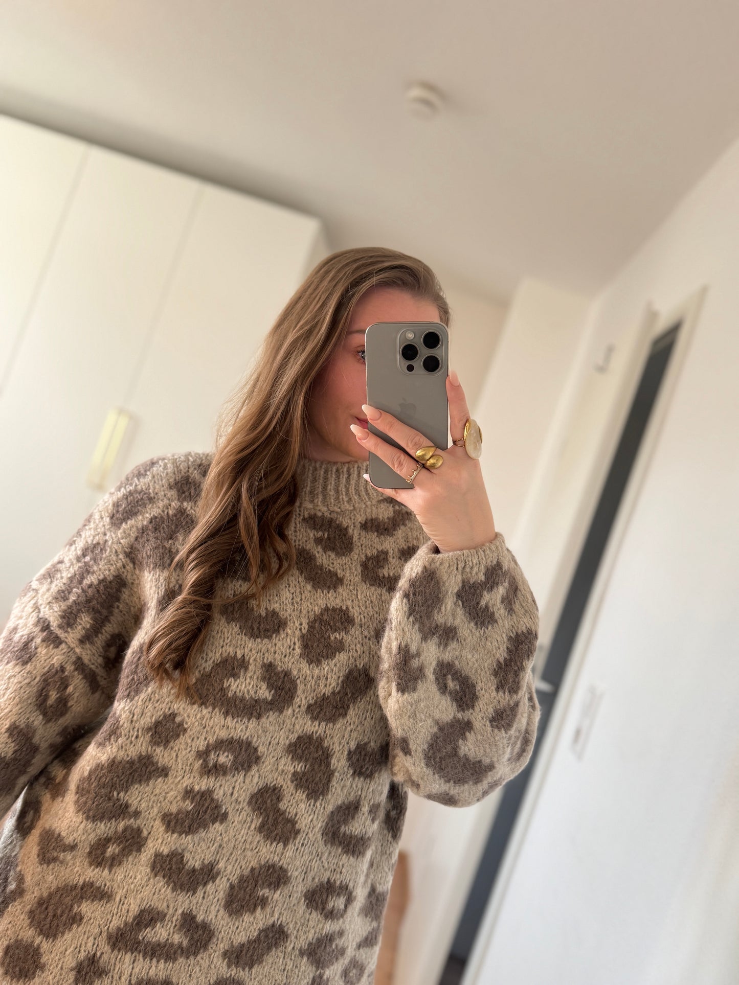 Beige-braunes Strickkleid mit elegantem Leo-Muster im Coconut-Boutique-Stil, passend für Größen 36 bis 42