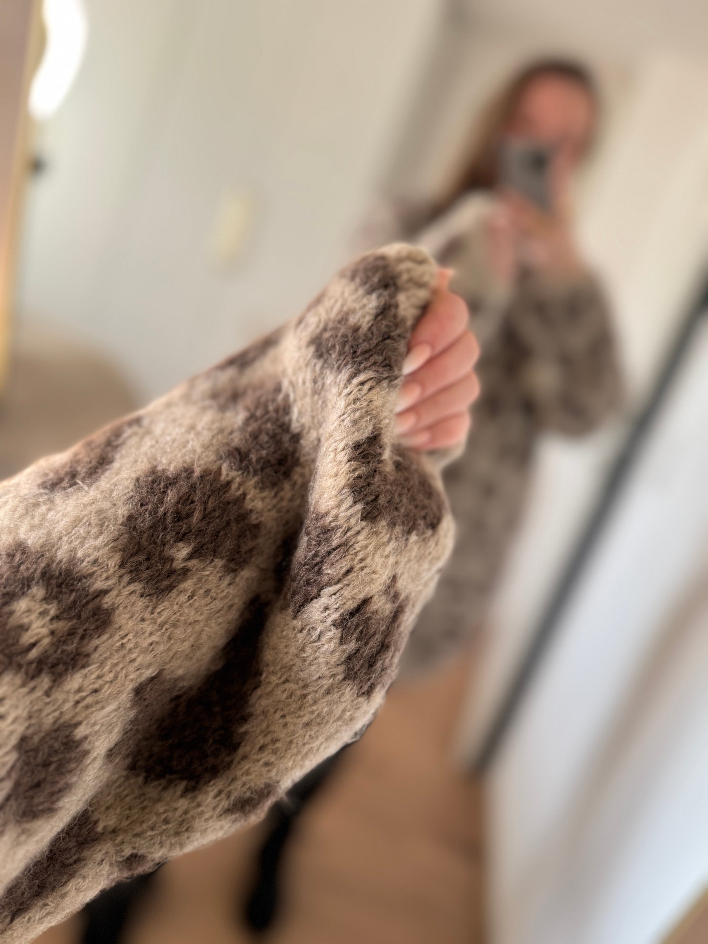 Beige-braunes Leo-Strickkleid im warmen, cozy Stil – figurumspielend und ideal für Größen 36 bis 42.