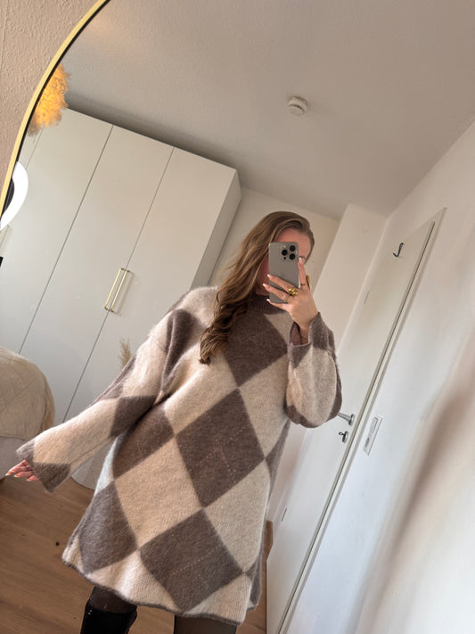 Weiches Strickkleid mit modernem Karomuster und figurumspielender Passform für Größen 36 bis 42.