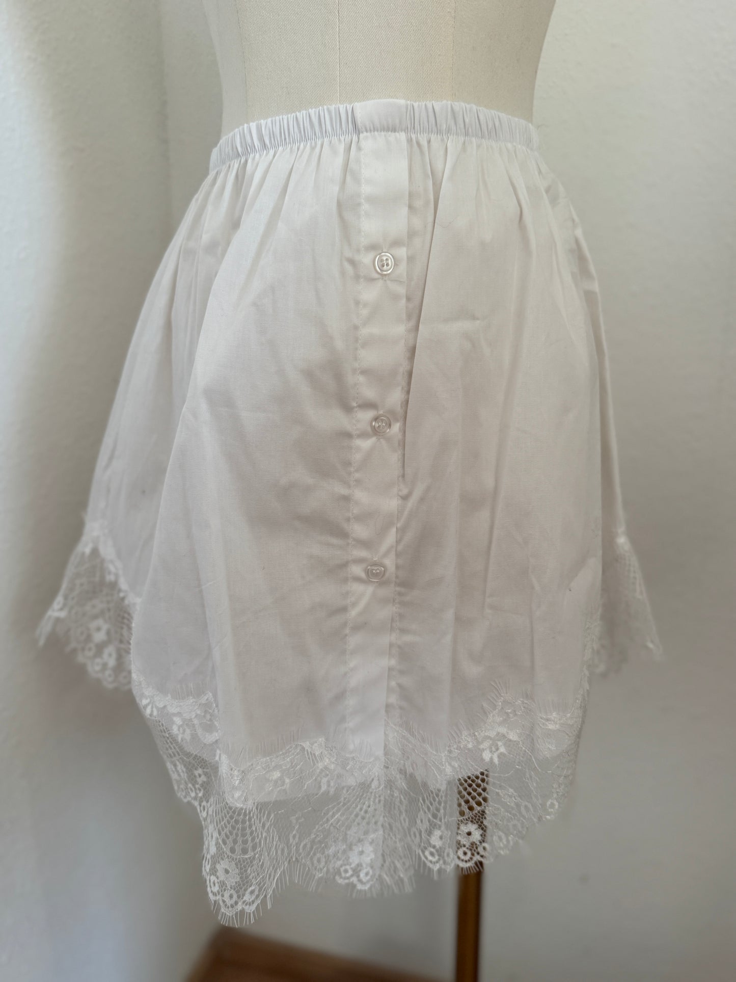 Weißer Blusenrock aus leichtem Stoff, tragbar in den Größen 36 bis 42