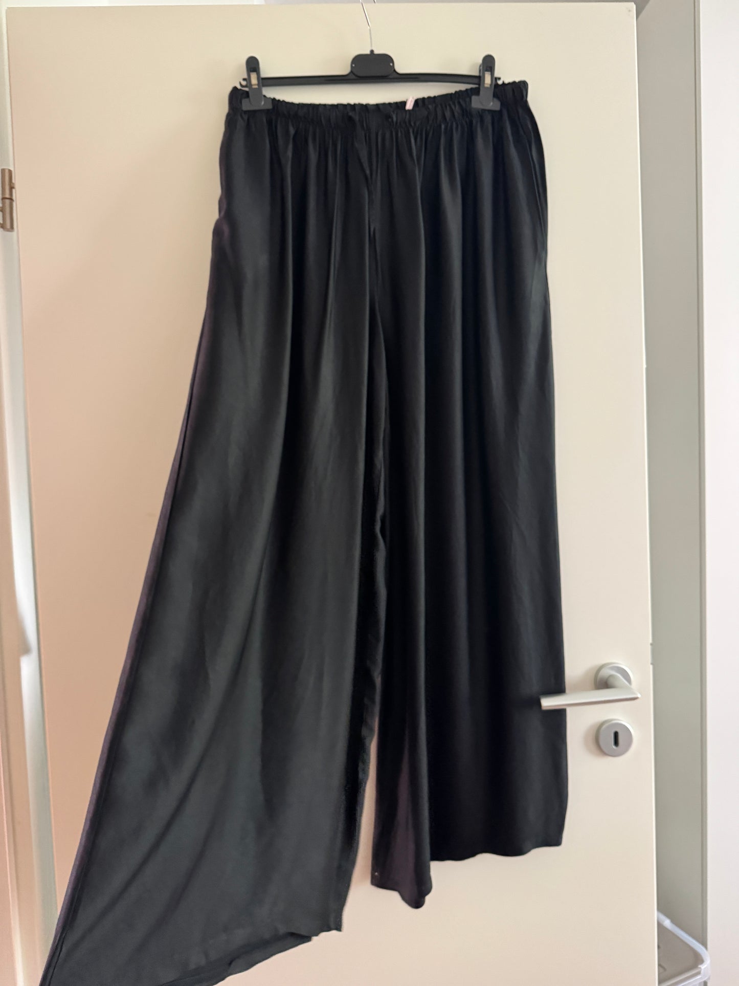 Satin Hose mit breitem Schlag