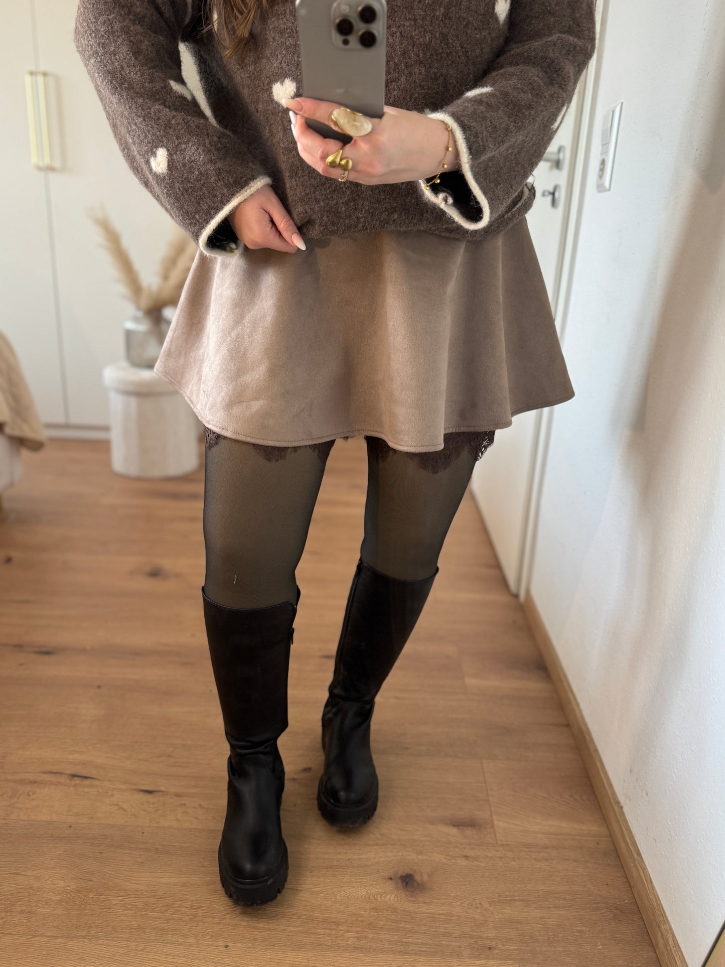 Beiger Rock mit feiner Spitze, tragbar in den Größen 36 bis 42