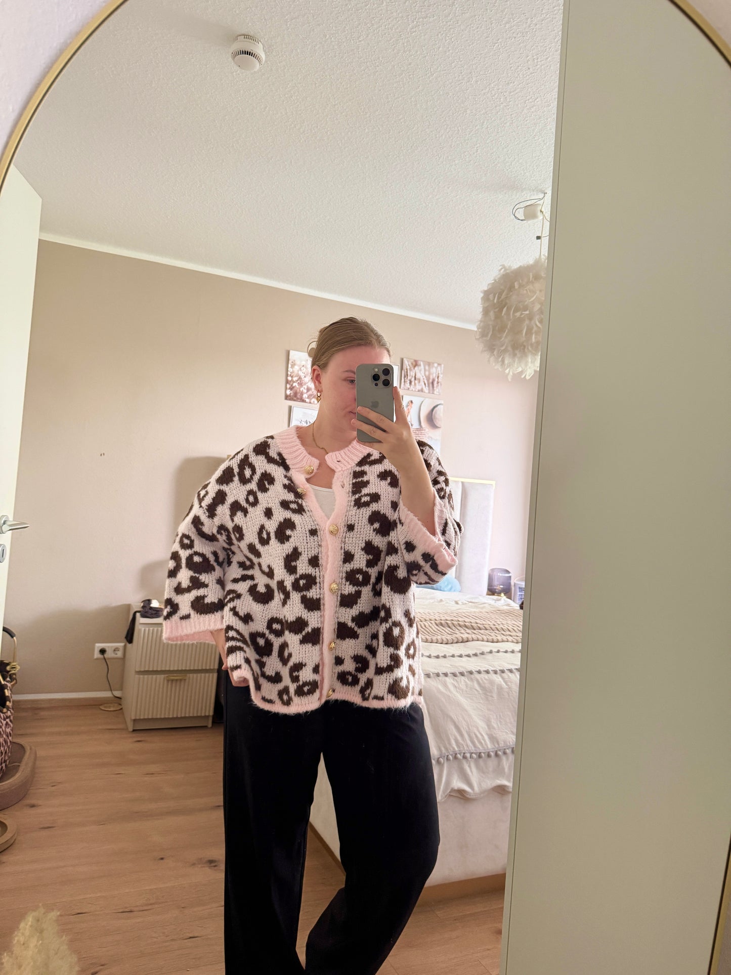 Leo Cardigan mit 3/4-Ärmeln & Goldknöpfen – Oversize Gr. 36–44