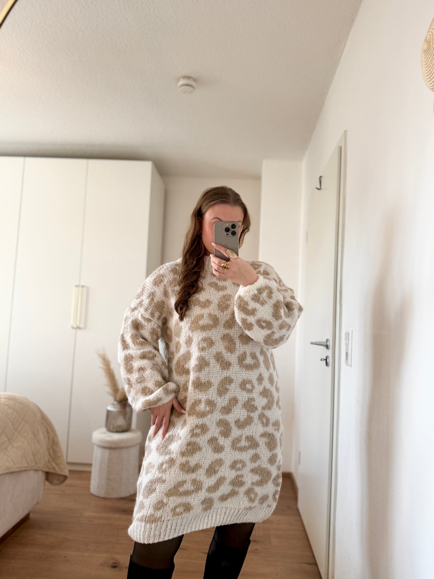 Stylisches Leo-Strickkleid in Beige im Coconut-Boutique-Stil, weich, feminin und ideal tragbar von 36 bis 42