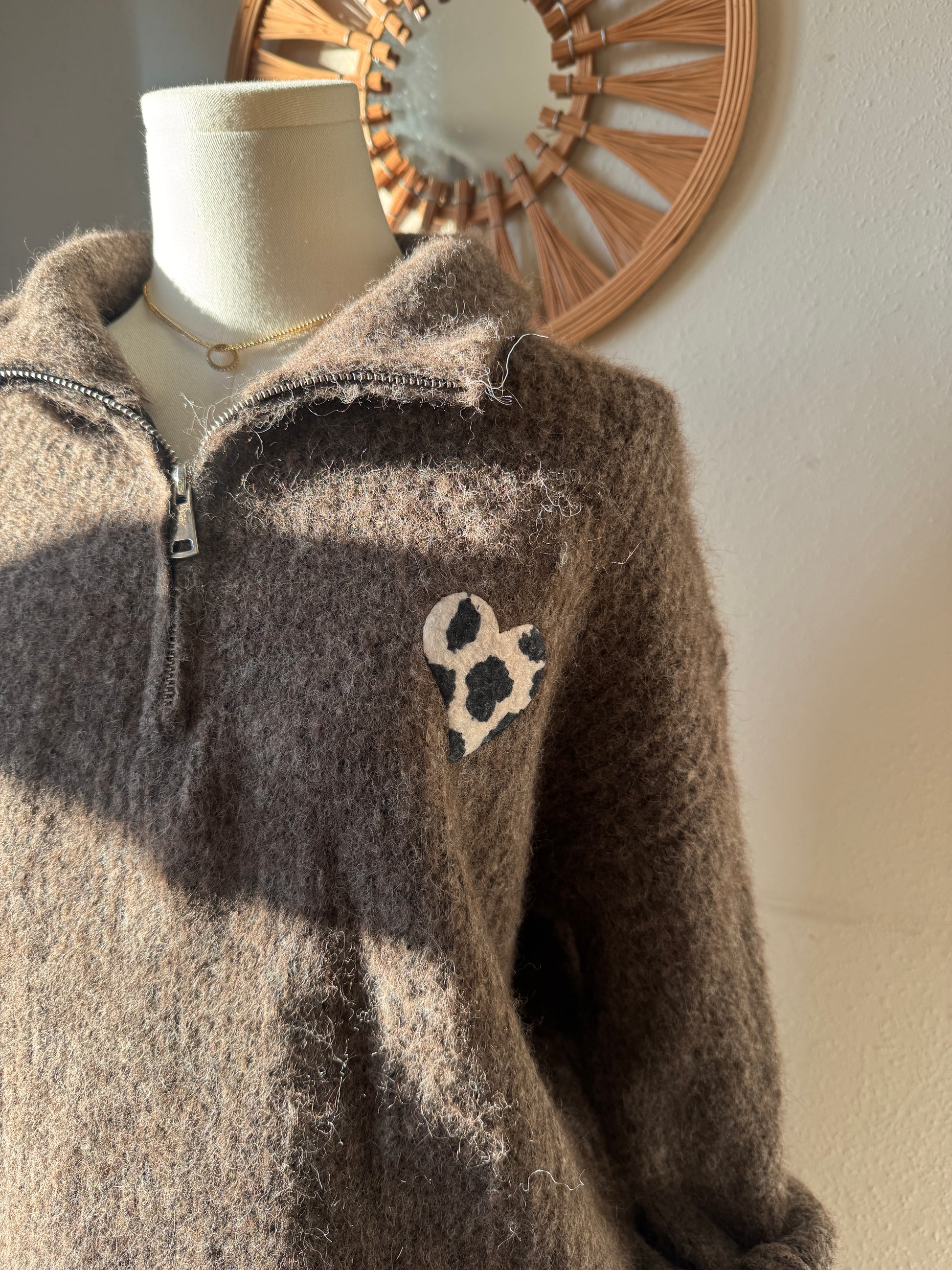 Beiger Oversize Zipper Pullover mit Leo Muster Herz – Teddy Hoodie für Damen, modischer Cozy Look