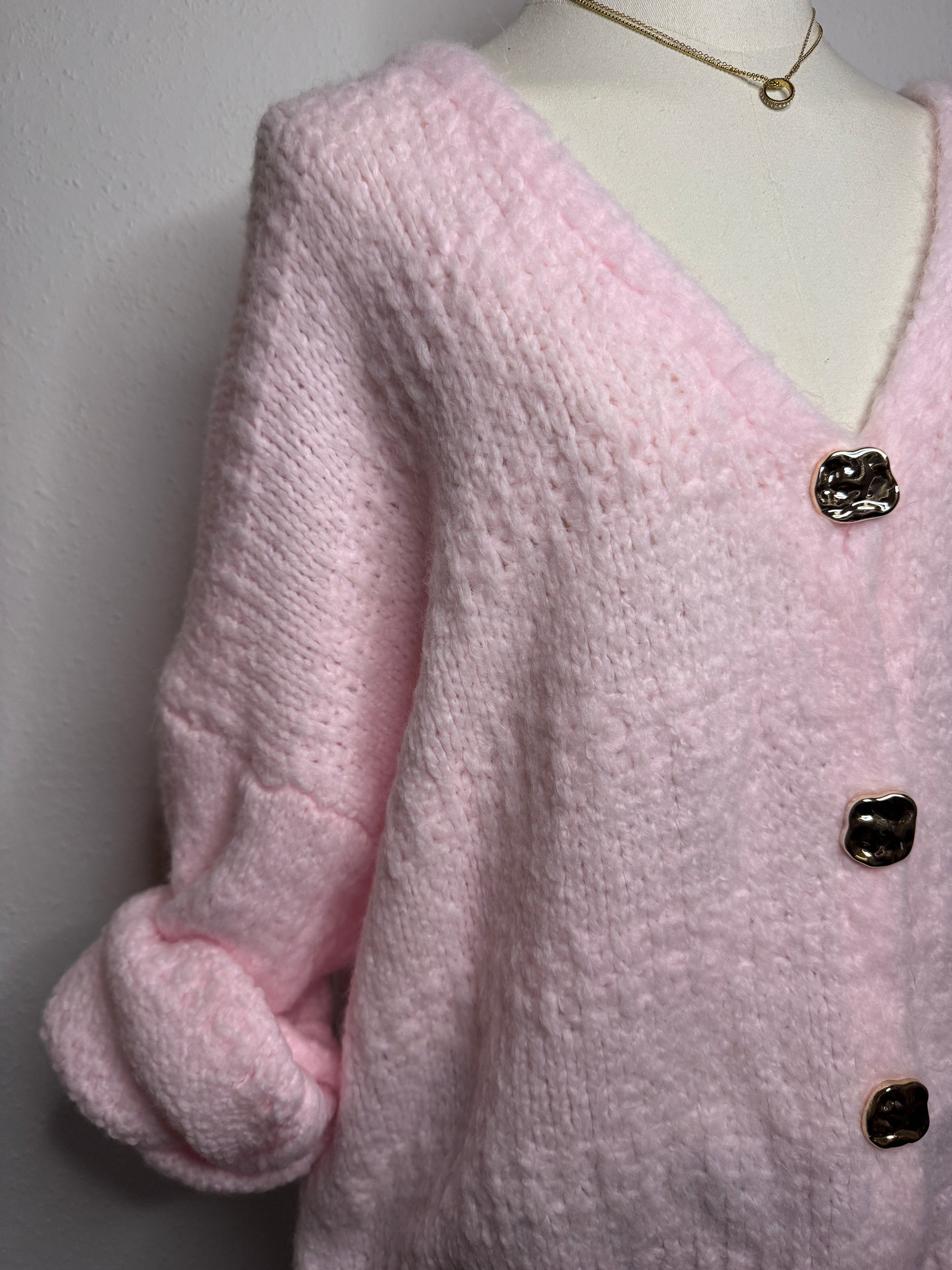 Damen Cardigan rosa aus Strick mit goldfarbenen Knöpfen – stylische Trend Strickjacke.