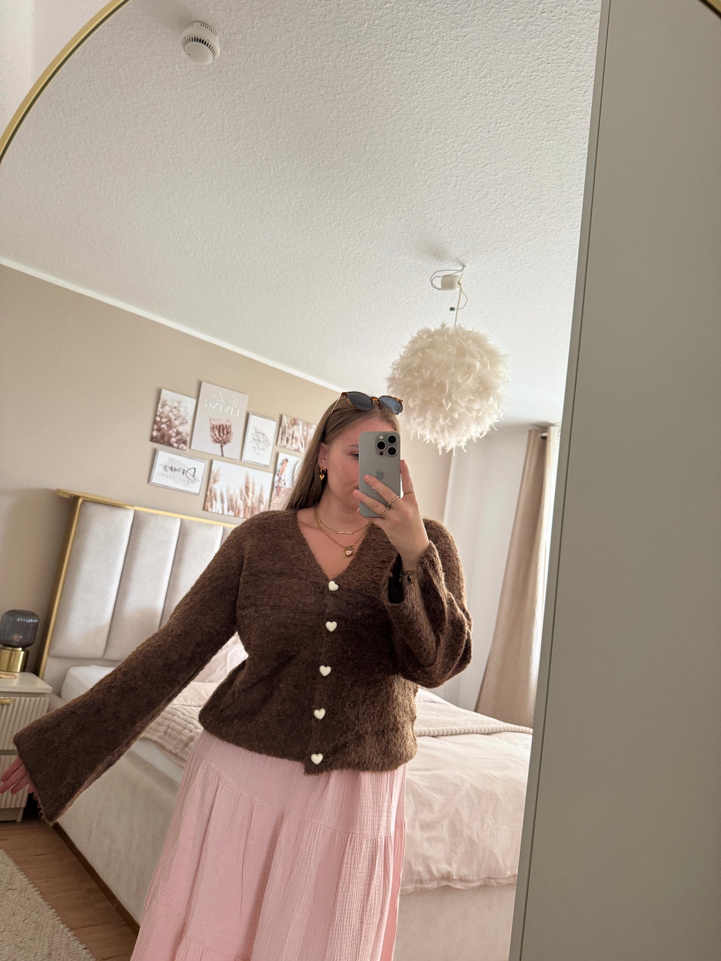 Strickjacke aus Wolle & recycelten Materialien und Herzknöpfen – Rosa, Braun oder Weiß –