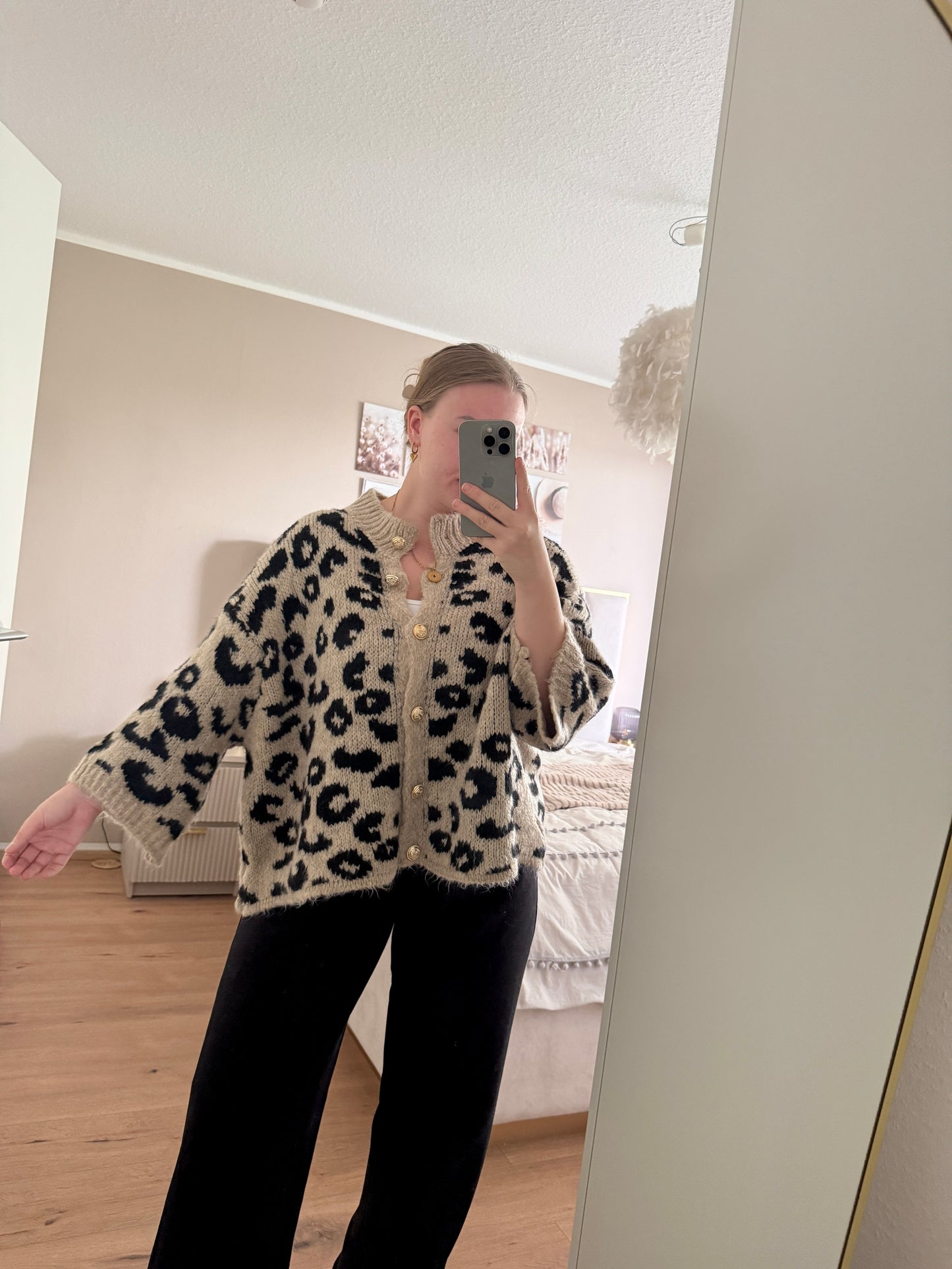 Leo Cardigan mit 3/4-Ärmeln & Goldknöpfen – Oversize Gr. 36–44