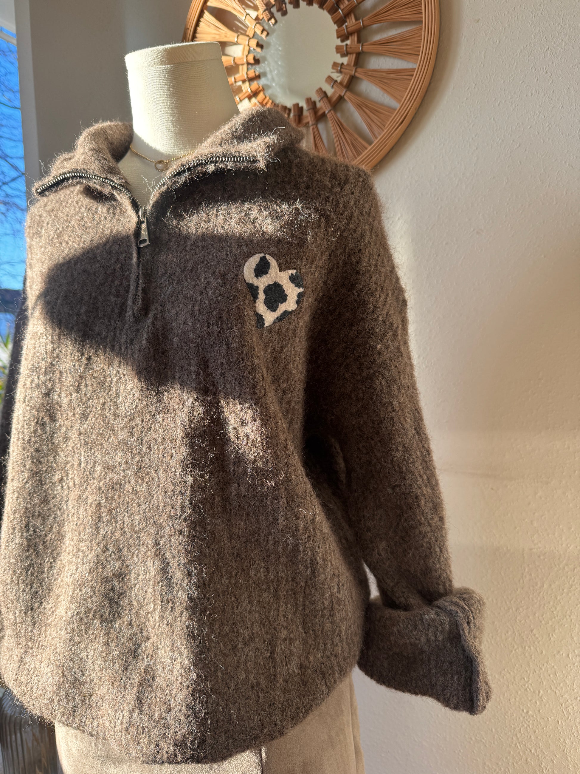 Damen Hoodie mit Zipper in Beige und Leo Teddy Herz – stylischer Oversize Pullover für trendige Outfits.