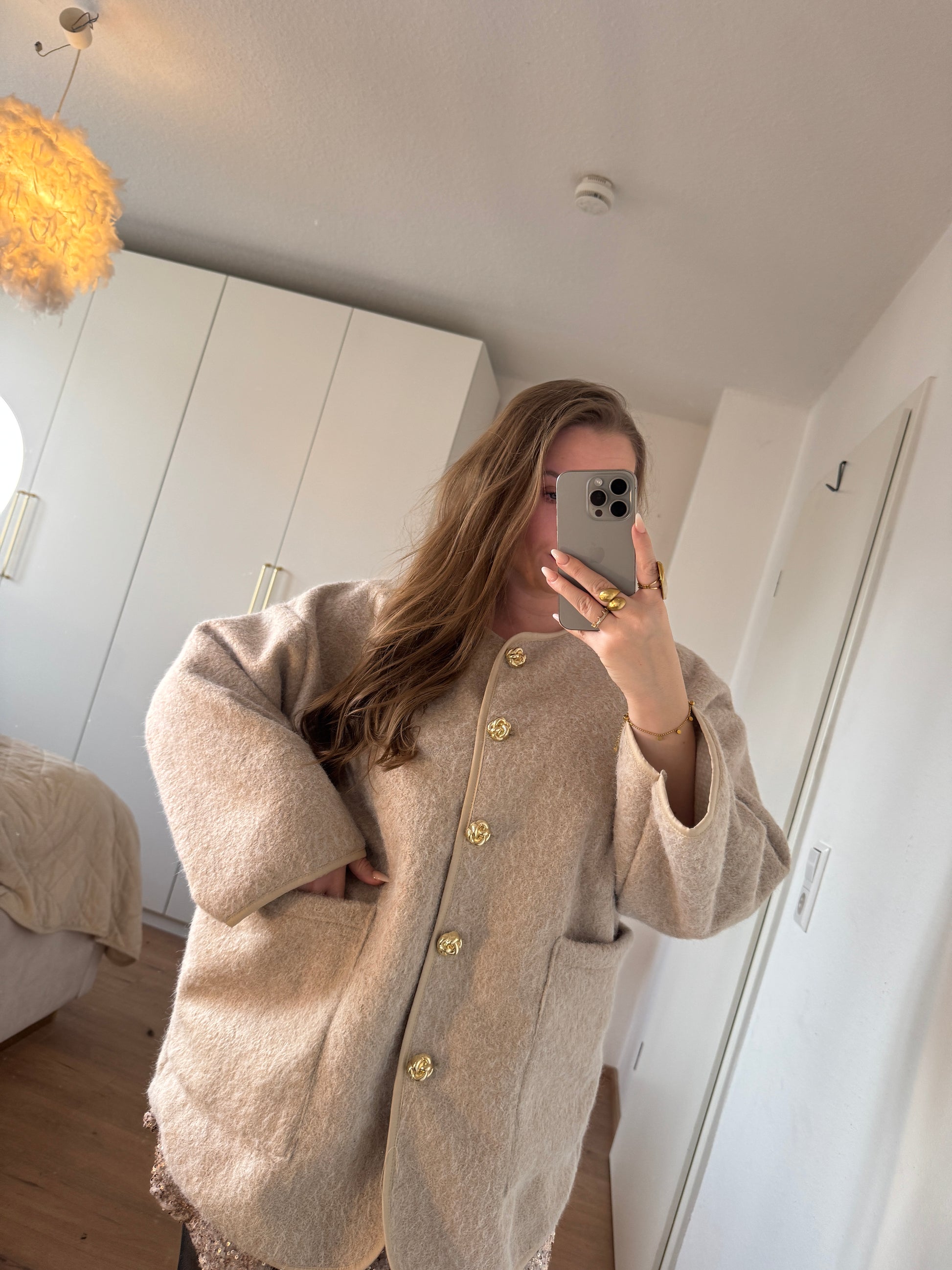 Hochwertiger, eleganter Mantel mit glänzenden Goldknöpfen und strukturierter Passform für Größen 36 bis 42.