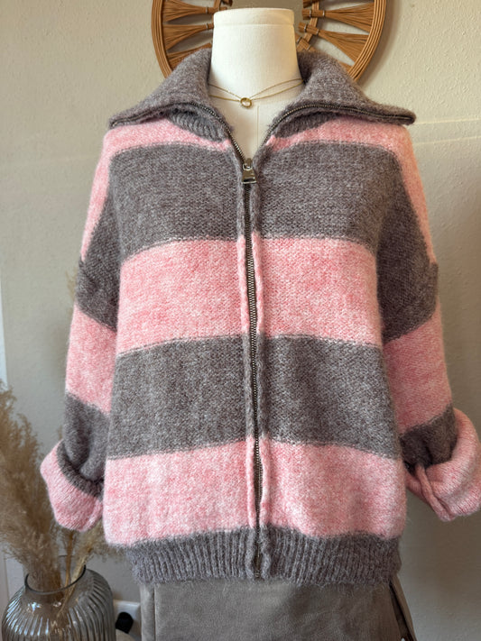 Damen Pullover gestreift mit Zipper in Taube-Rosa – bequemes, trendiges Strickteil, tragbar bis Größe 42.