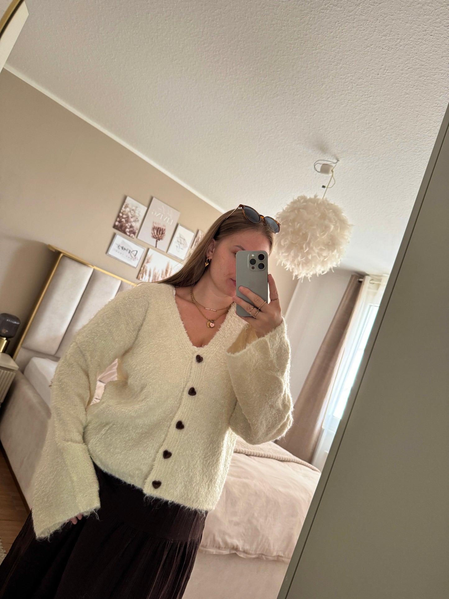 Strickjacke aus Wolle & recycelten Materialien und Herzknöpfen – Rosa, Braun oder Weiß –