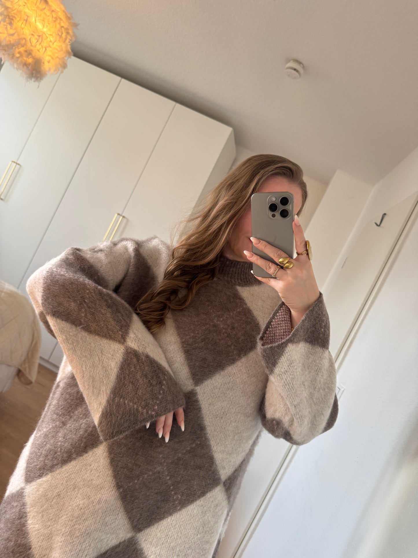 Stylisches Karo-Strickkleid im Coconut-Boutique-Stil mit klassischem Muster, passend für Größen 36 bis 42.