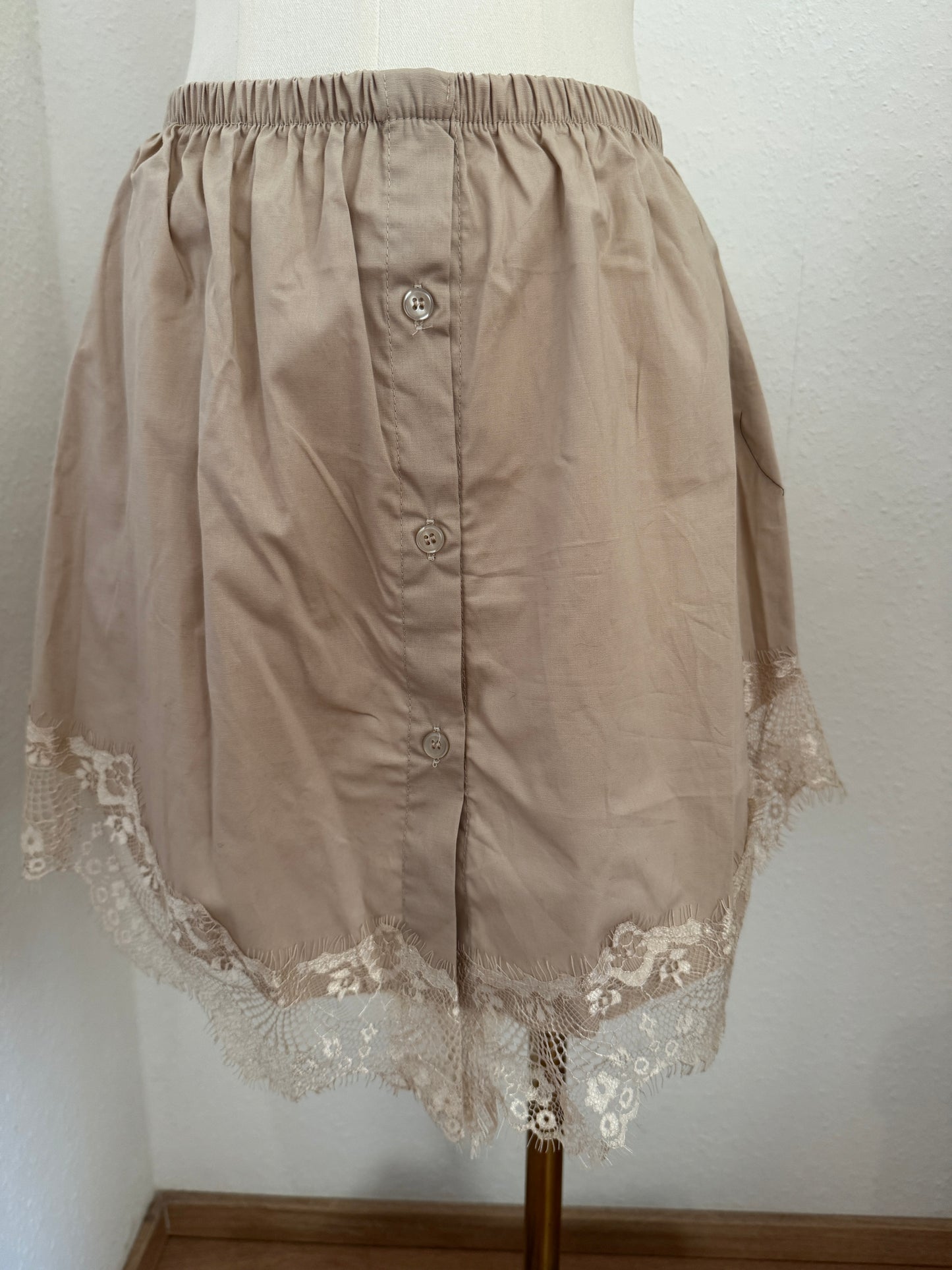 Beiger Blusenrock aus leichtem Stoff, tragbar in den Größen 36 bis 42.