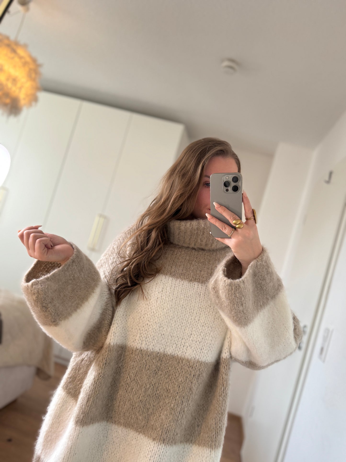 Beigefarbenes Strickkleid mit zarten Streifen im Coconut-Boutique-Stil, passend für Größen 36 bis 42.