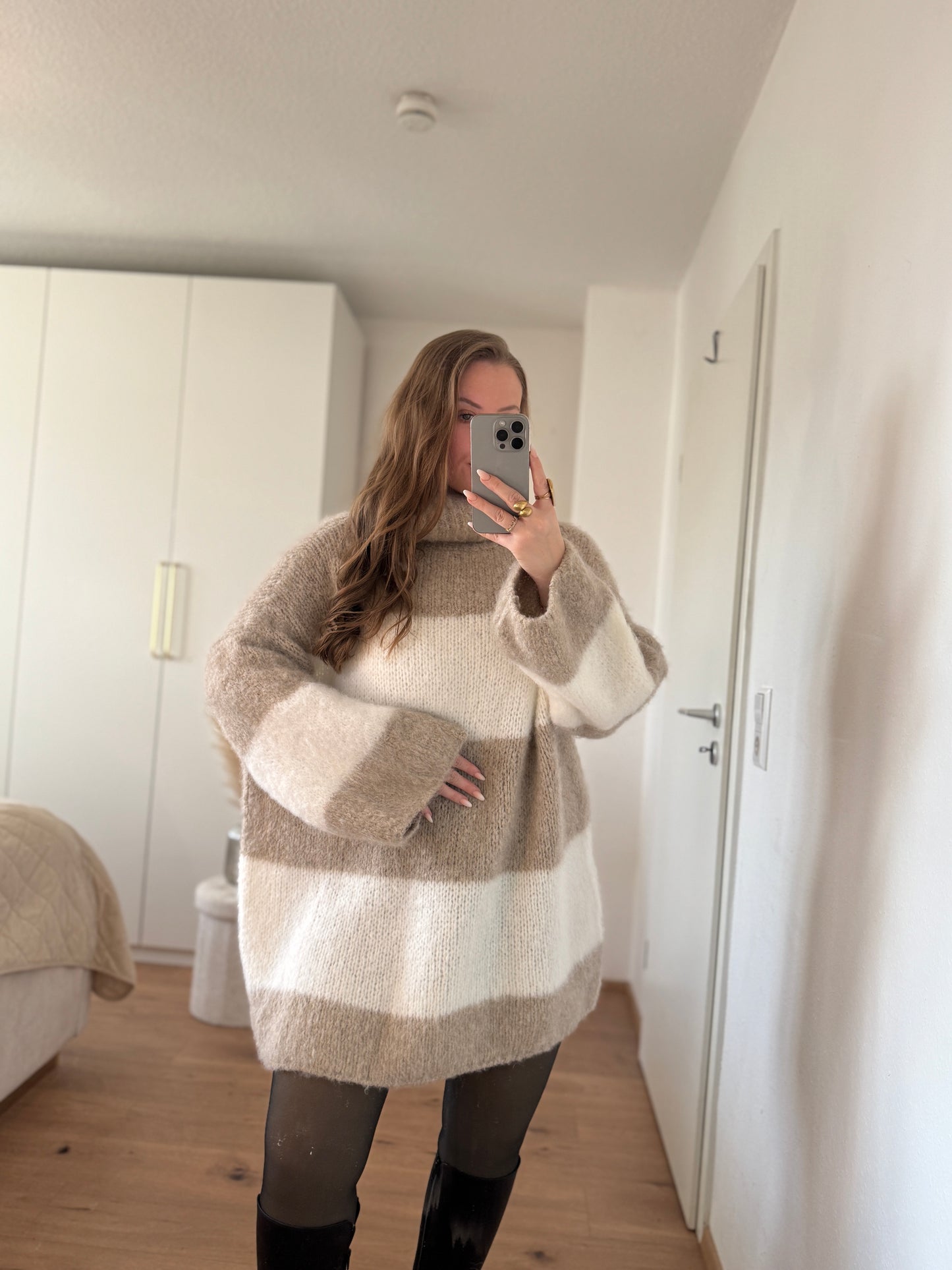 Weiches Strickkleid in Beige mit feinen Streifen und angenehmer Passform für Größen 36 bis 42