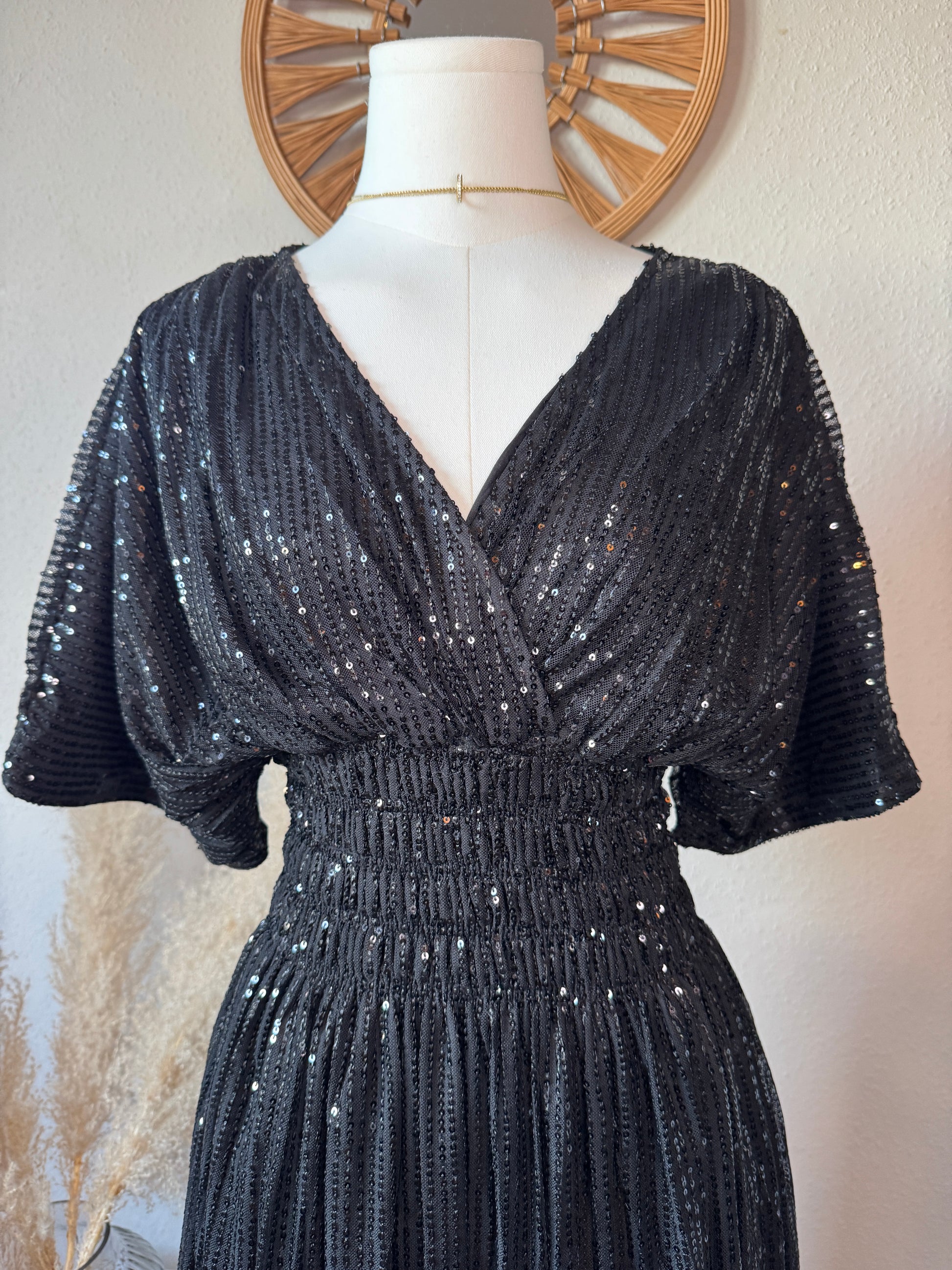 Glänzendes Pailletten Kleid in Schwarz – modisches Damen Partykleid, tragbar bis Größe 42.