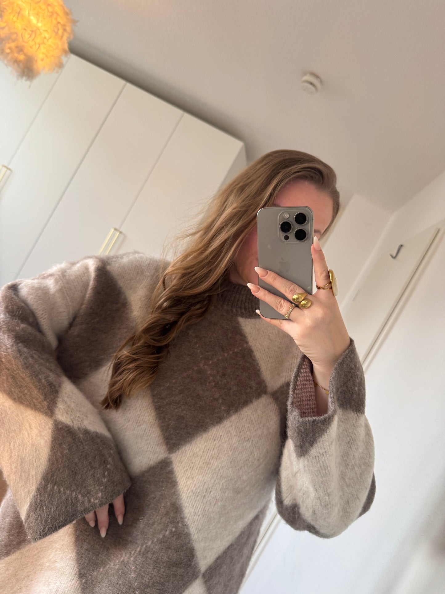 Gemütliches Karo-Strickkleid im warmen, herbstlichen Look – ideal tragbar von Größe 36 bis 42