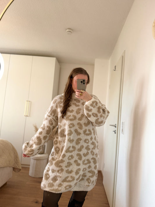 Weiches, beigefarbenes Strickkleid mit modernem Leo-Print und angenehmer Passform für Größen 36 bis 42.