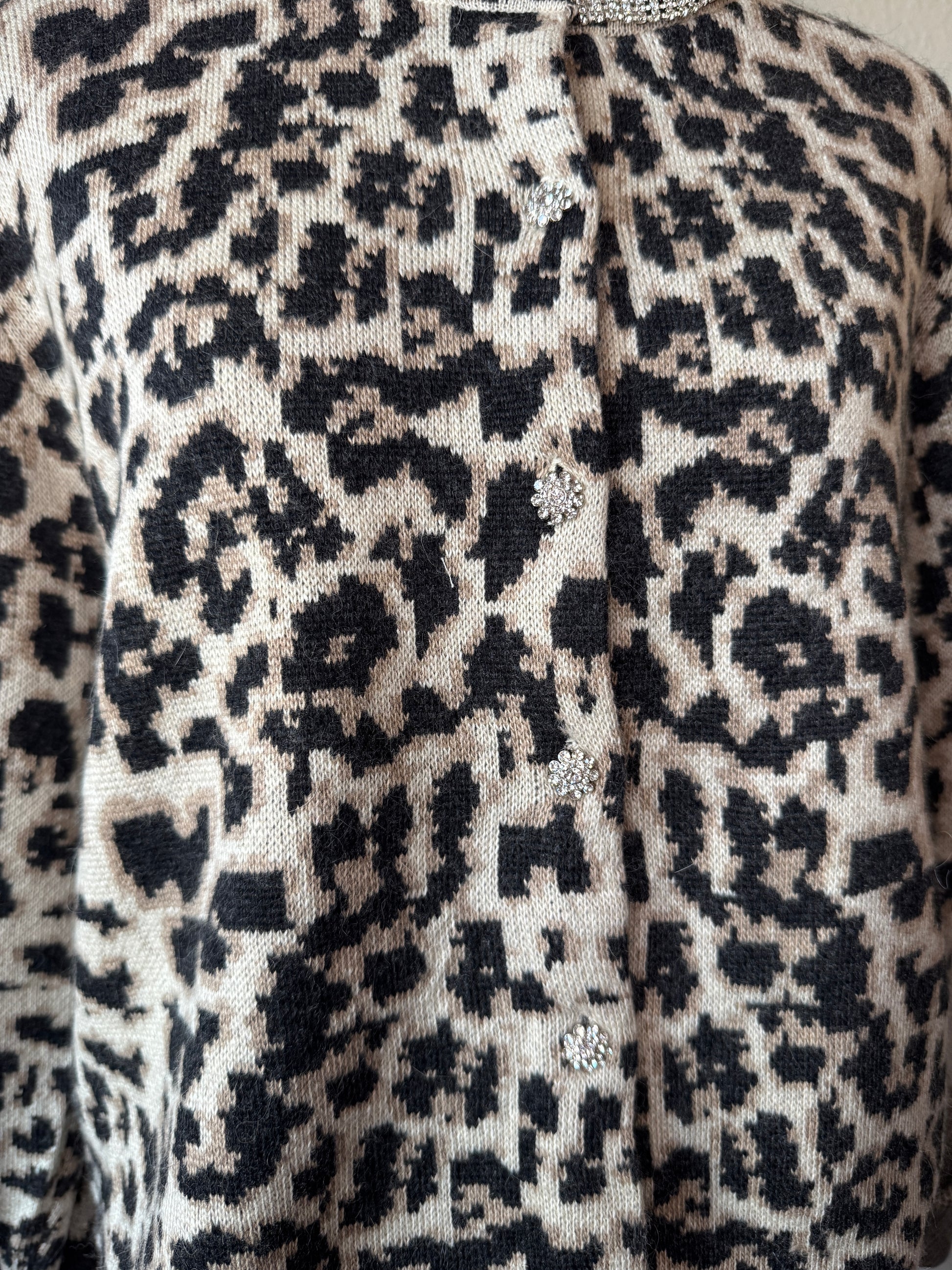 Weicher Damen Cardigan mit Leo Muster und Glitzer – modischer Knit Cardigan im Animal Print