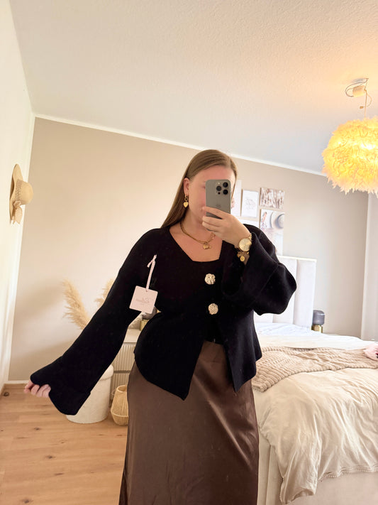 Eleganter Cardigan mit goldenen Knöpfen – tragbar bis Größe 42
