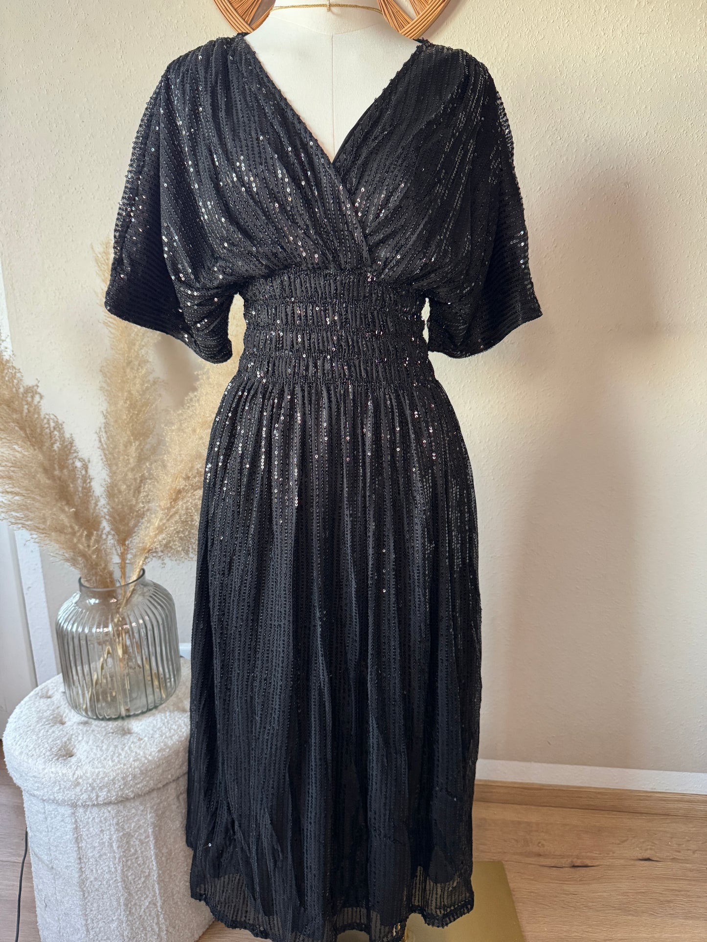 Damen Kleid mit schwarzen Pailletten – elegantes, glitzerndes Party Outfit, Größe bis 42.