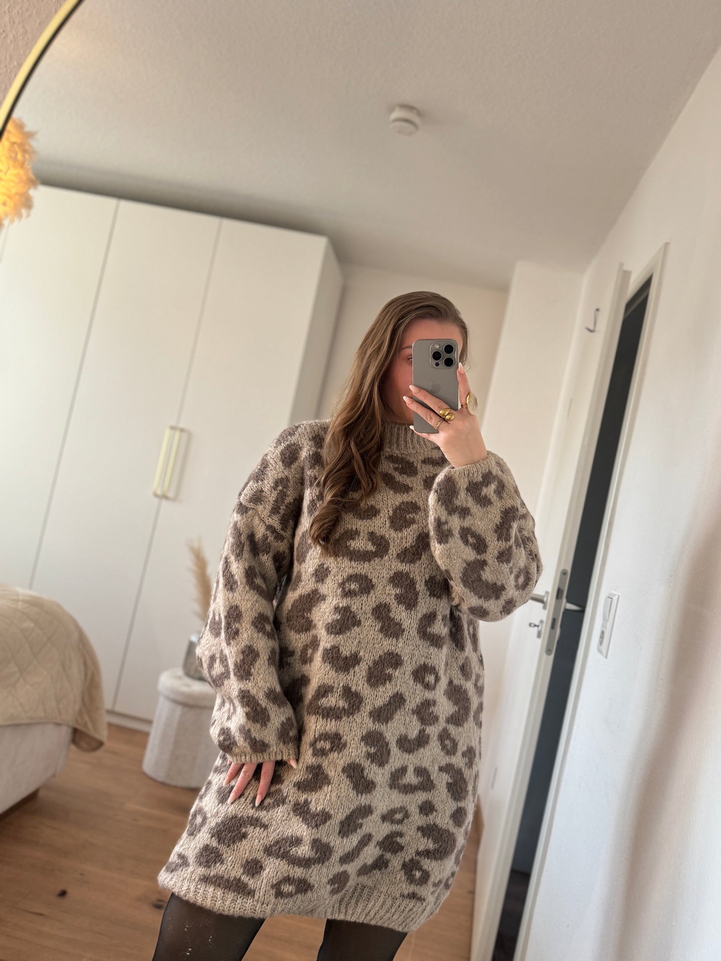 Weiches beige-braunes Strickkleid mit markantem Leo-Print und komfortabler Passform für Größen 36 bis 42.