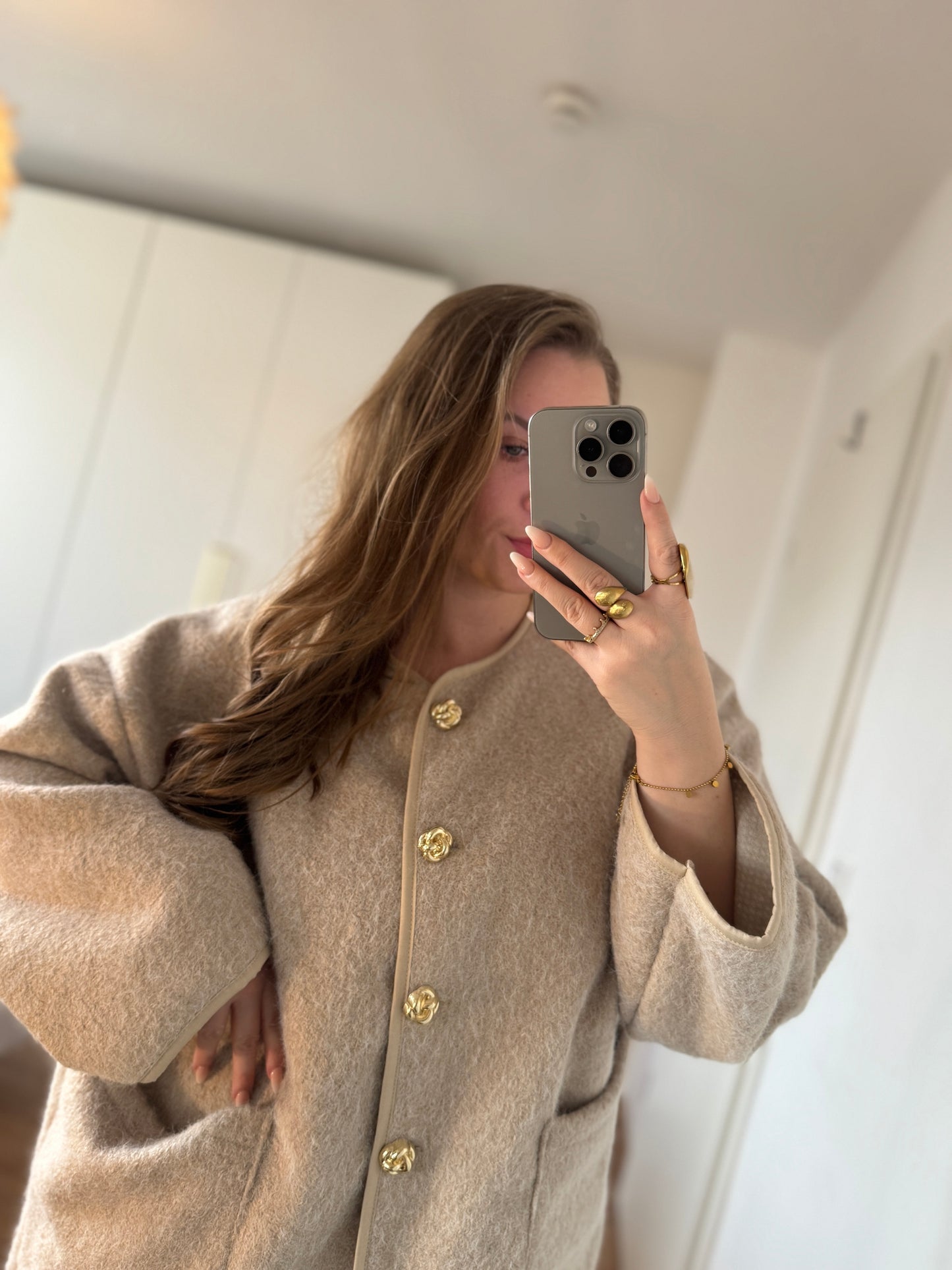 Eleganter Mantel im Coconut-Boutique-Stil, veredelt mit Goldknöpfen und passend für Größen 36 bis 42