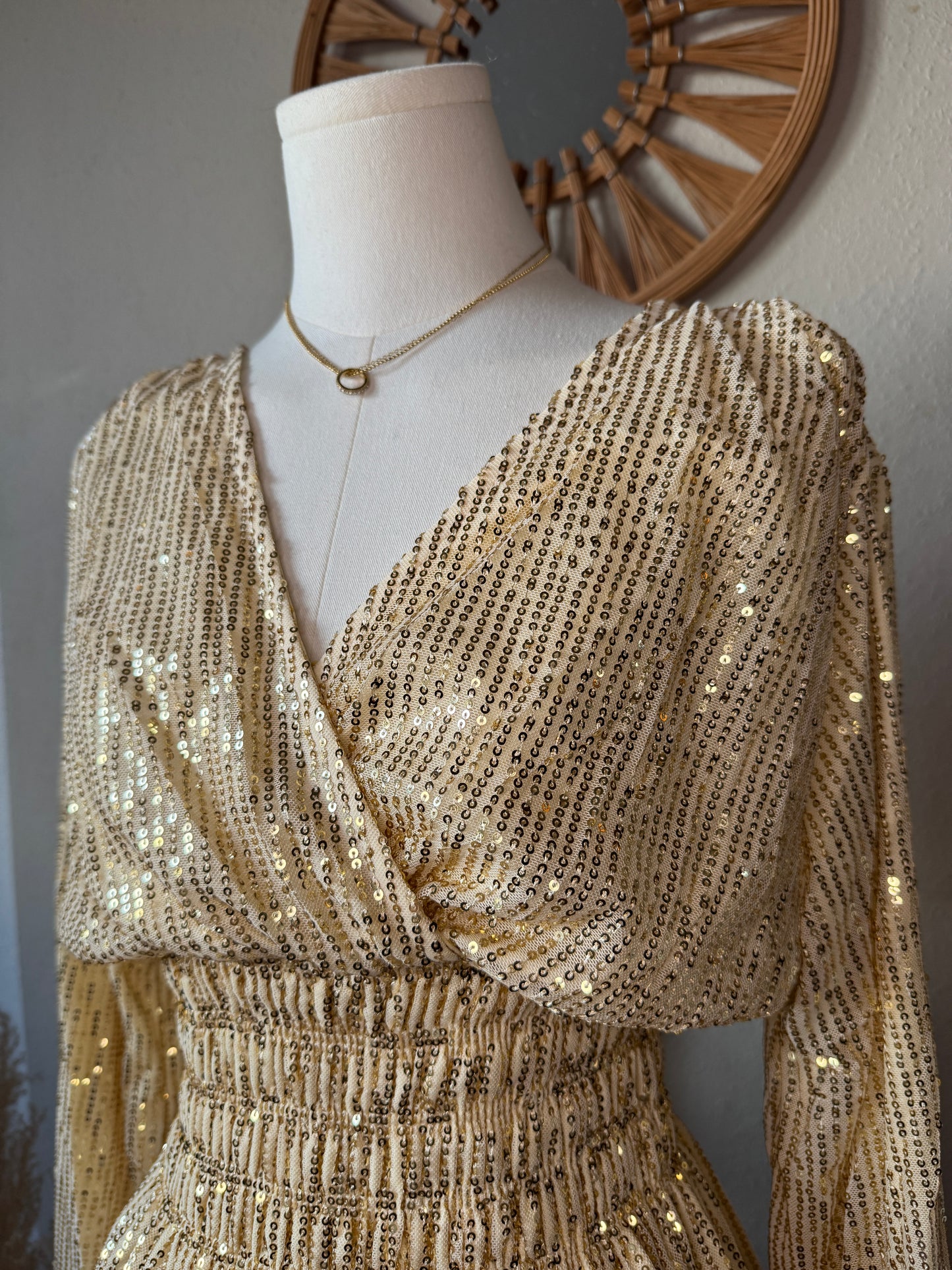 Glänzendes Pailletten Kleid in Gold – modisches Damen Partykleid, tragbar bis Größe 42