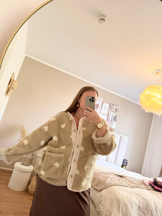 Kuschelige Teddyjacke mit Herzchen – stylisch & super weich