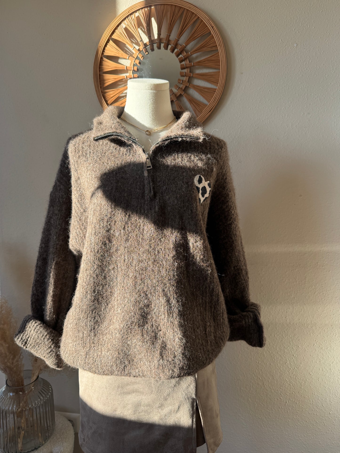 Hoodie mit Zipper in Beige und Leo Teddy Herz – stylischer Oversize Pullover für trendige Outfits