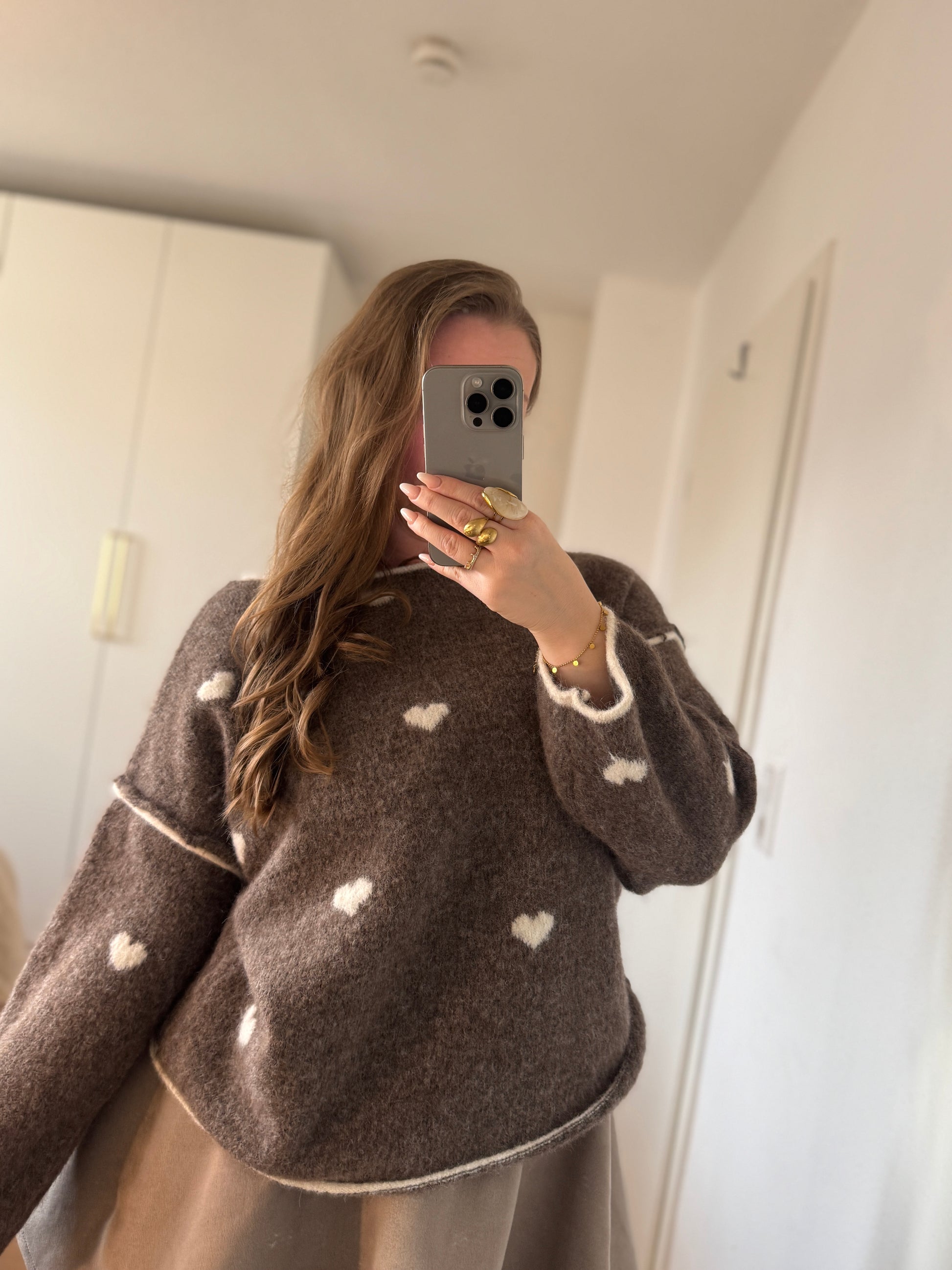 Brauner Herzchen-Strickpullover im Coconut-Boutique-Stil – warm, verspielt und passend für Größen 36 bis 42