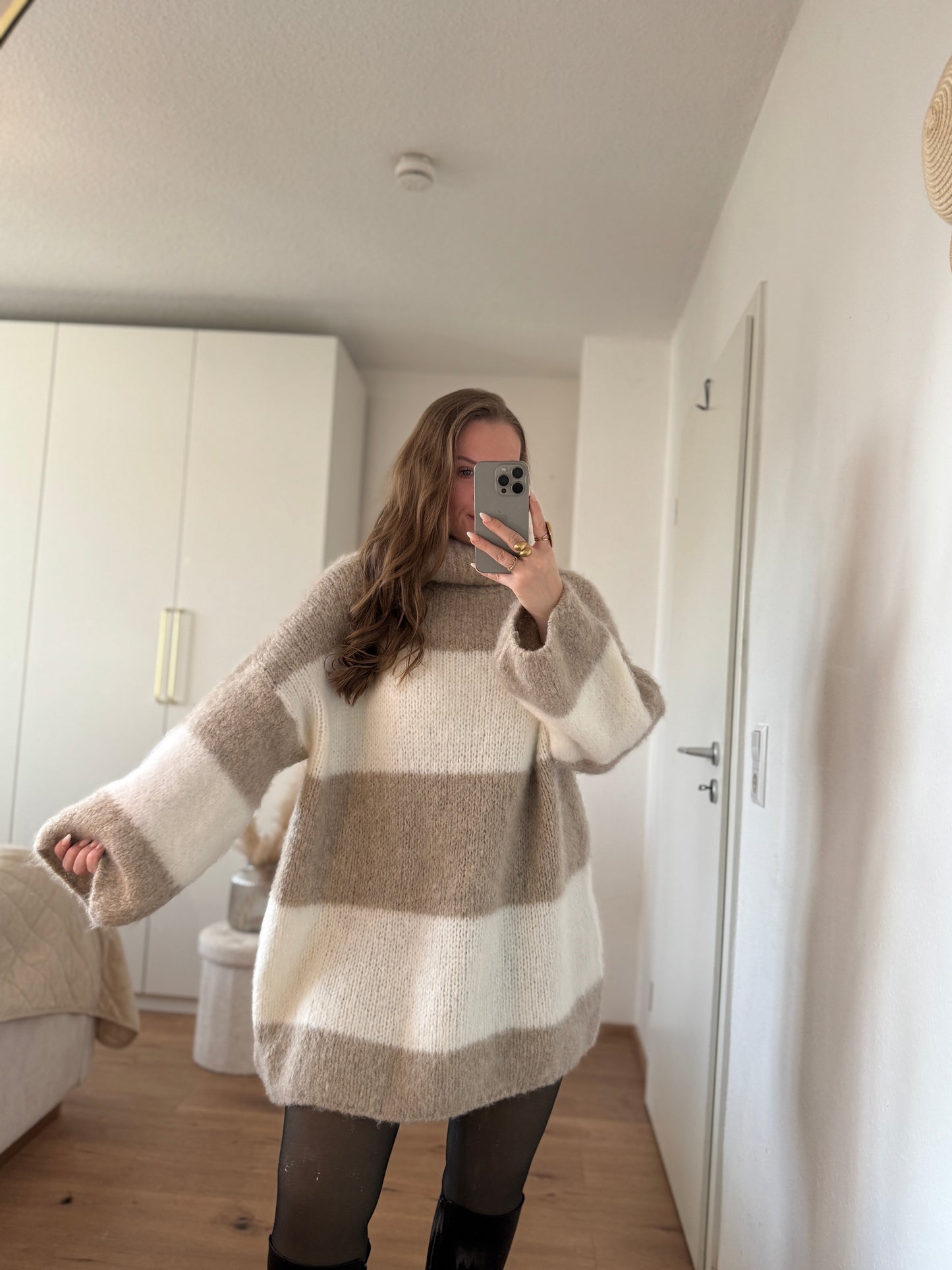 Beigefarbenes, gestreiftes Strickkleid, tragbar in den Größen 36 bis 42.