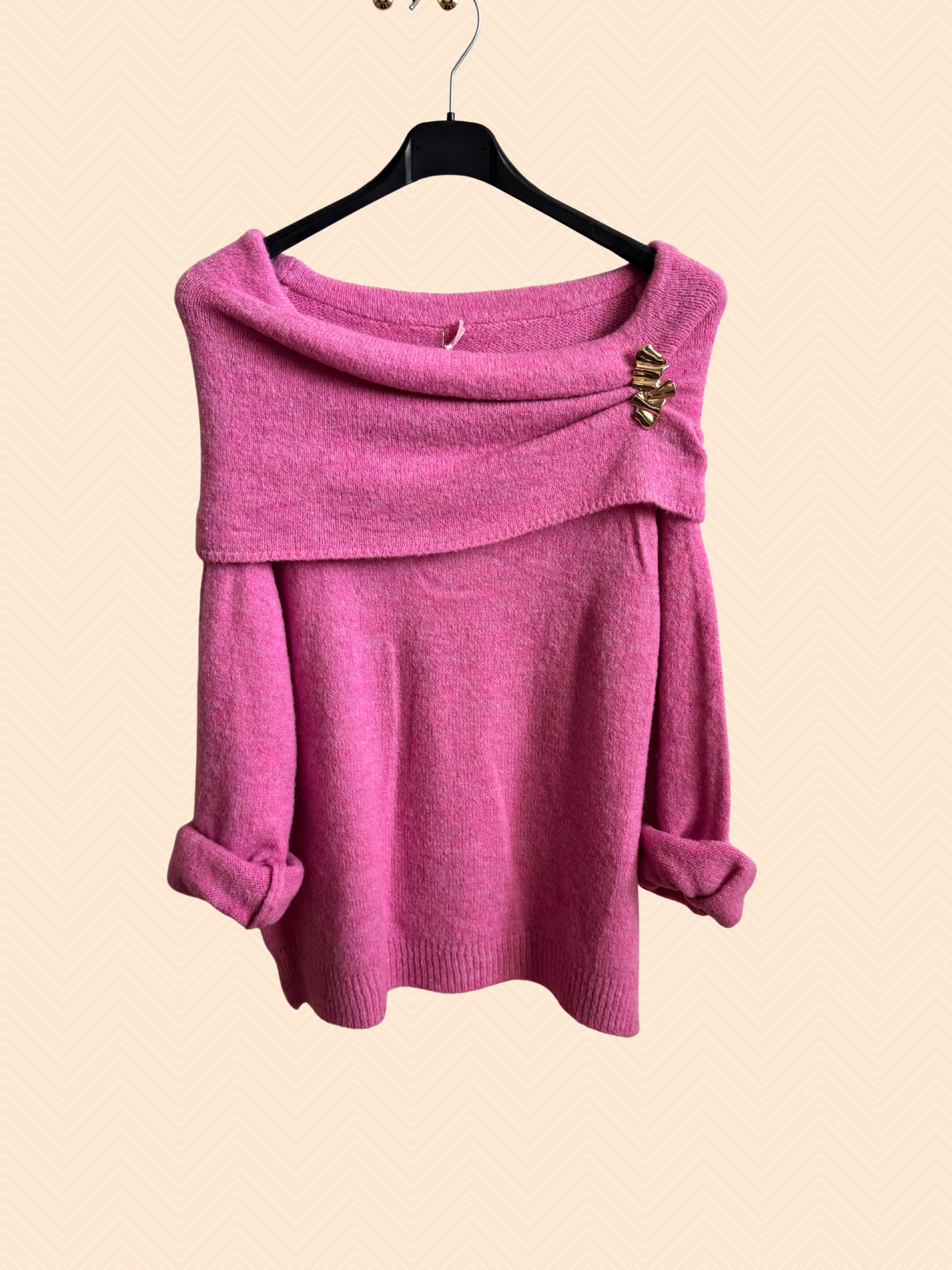 Off-shoulder Pullover mit Brosche