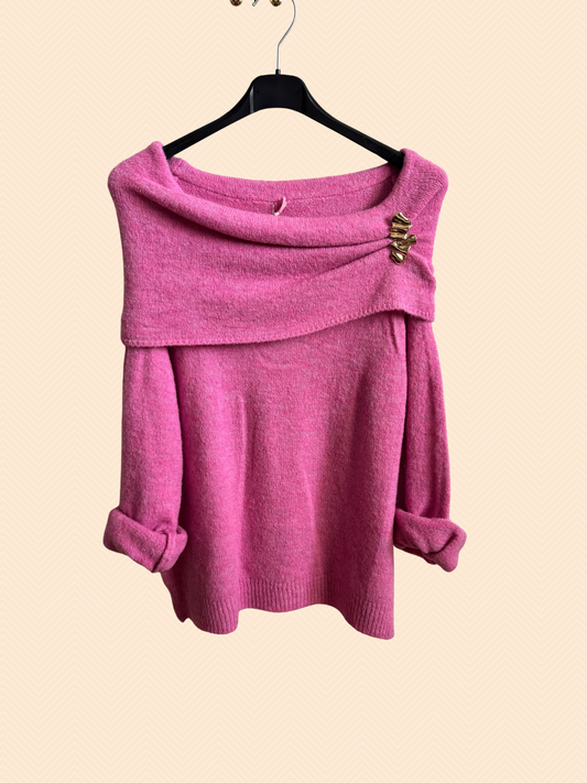 Off-shoulder Pullover mit Brosche