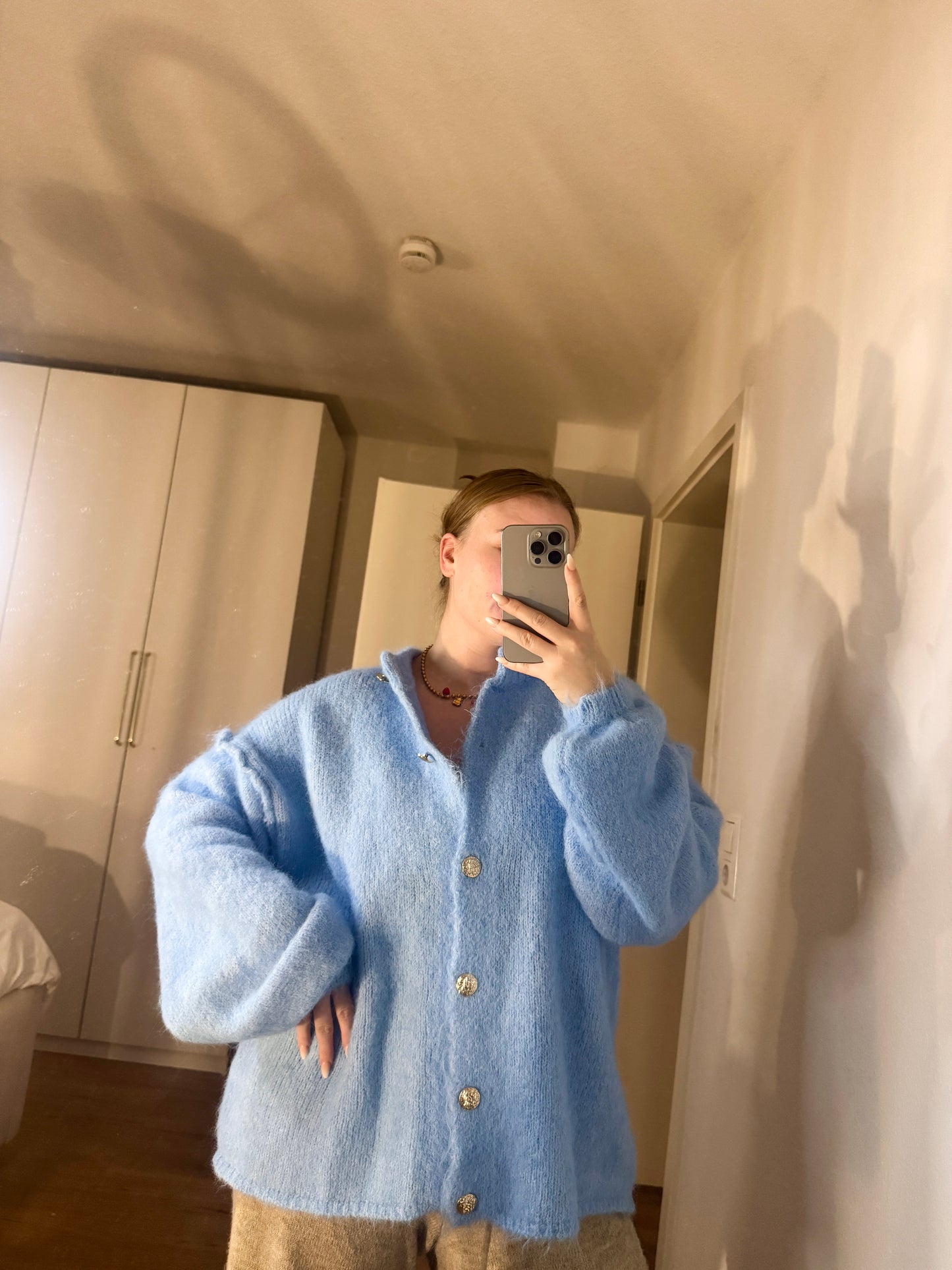 Oversize cardigan fluffy mit goldknöpfen